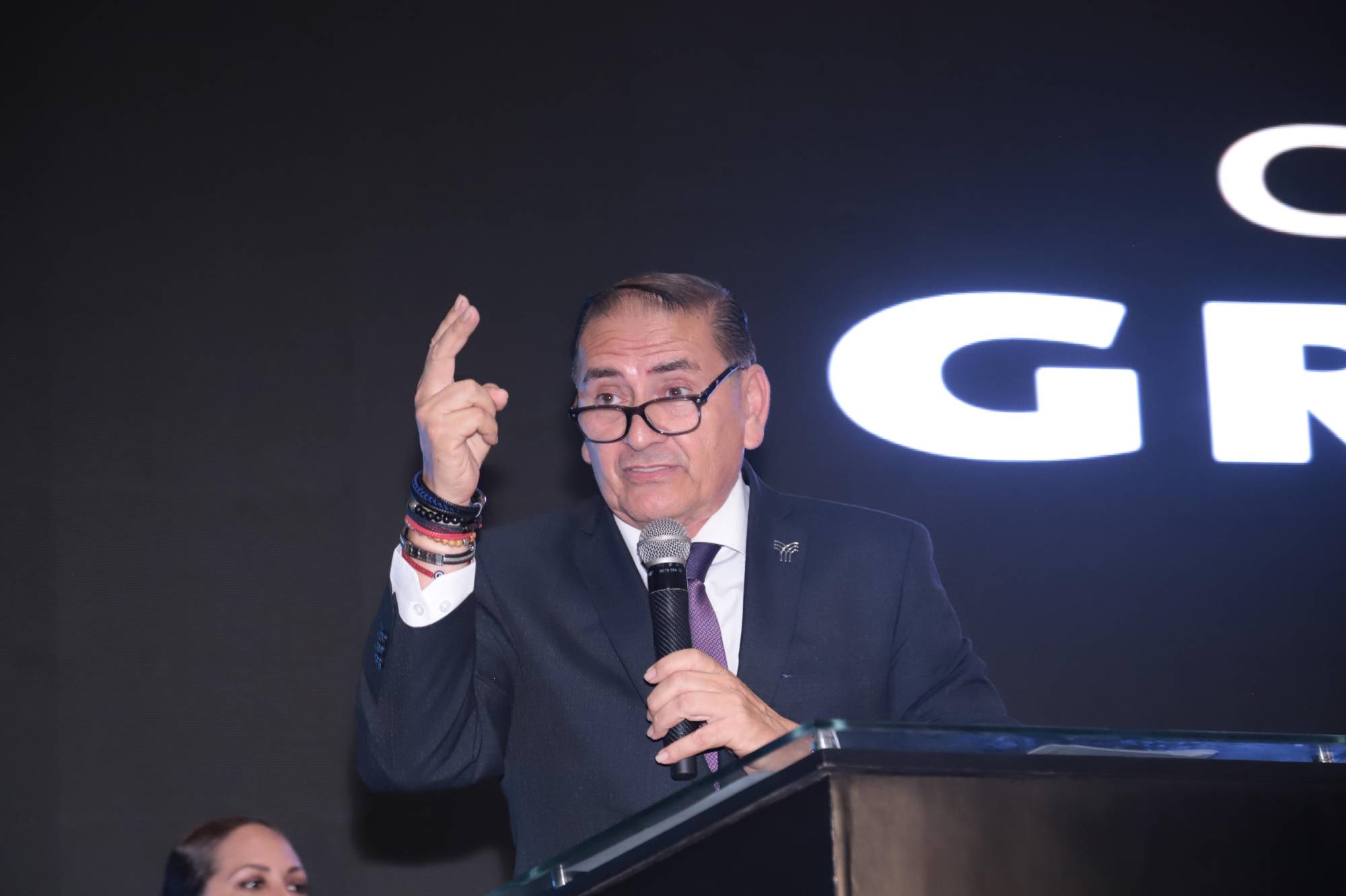 $!Óscar García Osuna, director de Tecmilenio campus Mazatlán, quien se despidió del campus con este evento, al momento de expresar su mensaje a los graduados.