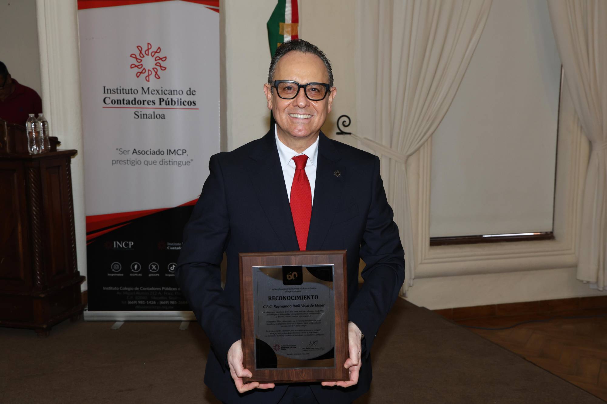 $!Raymundo Raúl Velarde Miller con su reconocimiento.