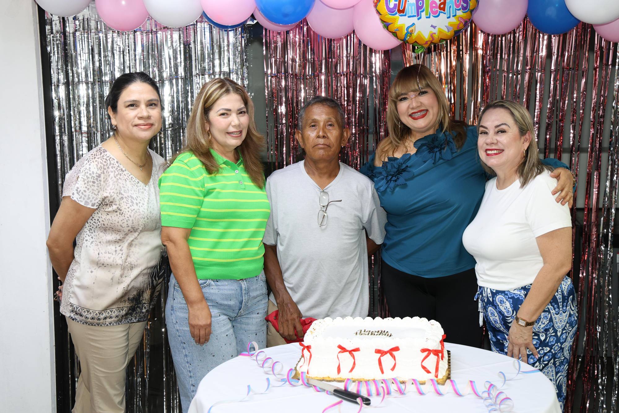 $!Los cumpleañeros entre Guillermina García, Elizabeth Peraza y Elva Aguirre, directoras del Grupo Noroeste.