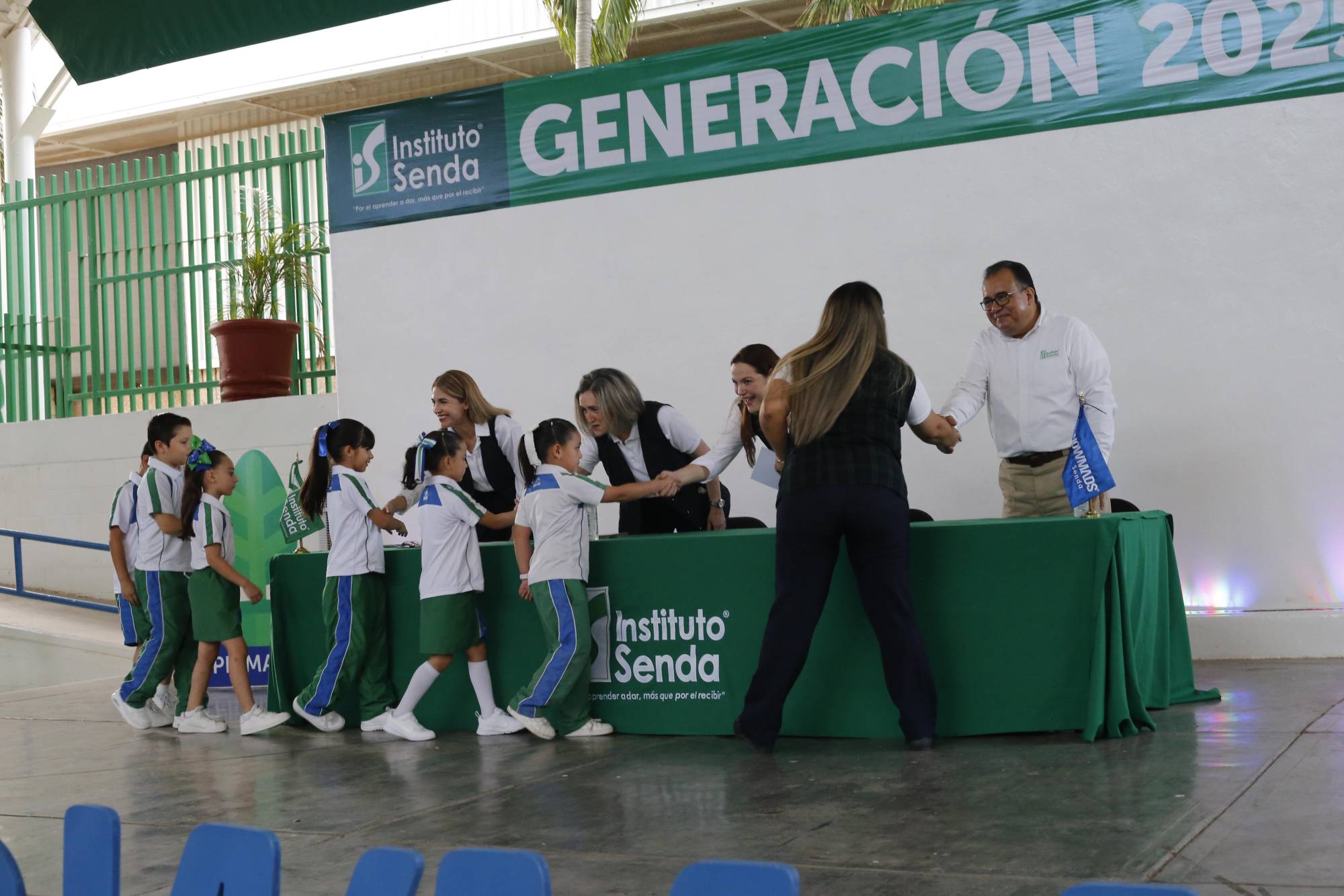 $!Los alumnos fueron pasando uno a uno por sus reconocimientos.