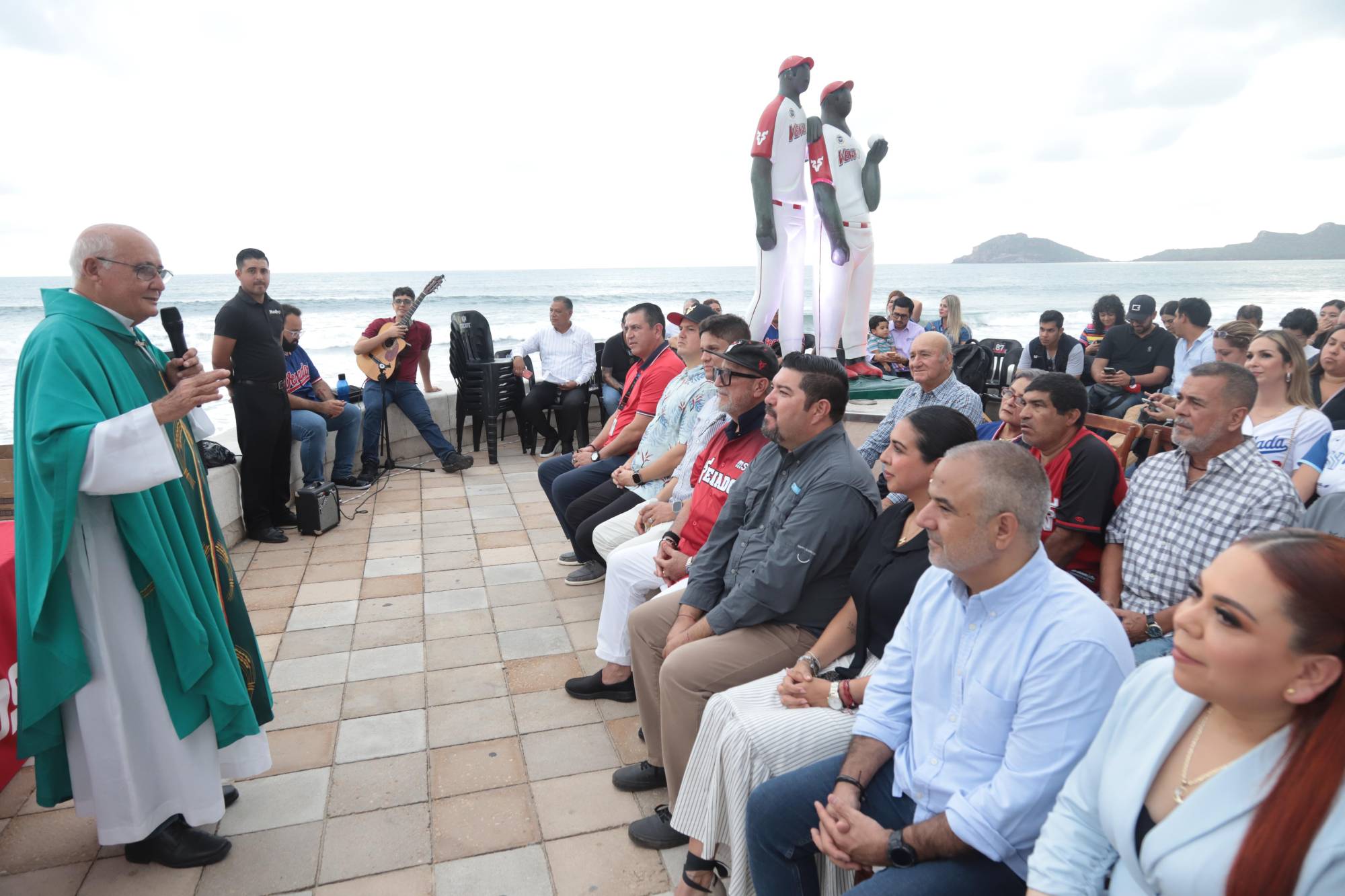 $!El Padre Amador Campos ofició la misa de acción de gracias por el 80 aniversario del Club Venados.