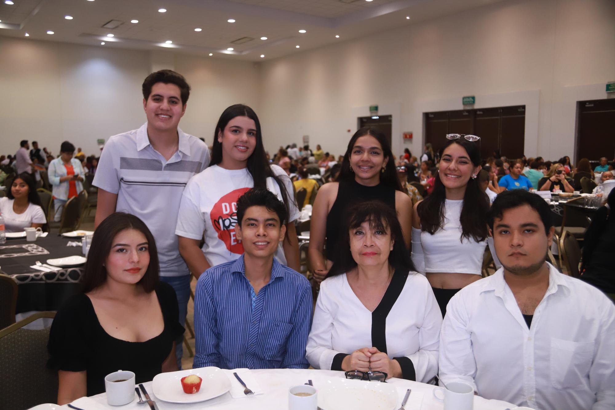 $!Rolando Ríos, Jimena Acosta, Paola Flores, Gabriela Arámburo, Karol Díaz, Shane Aragón, Lili Ramos y Said Aragón