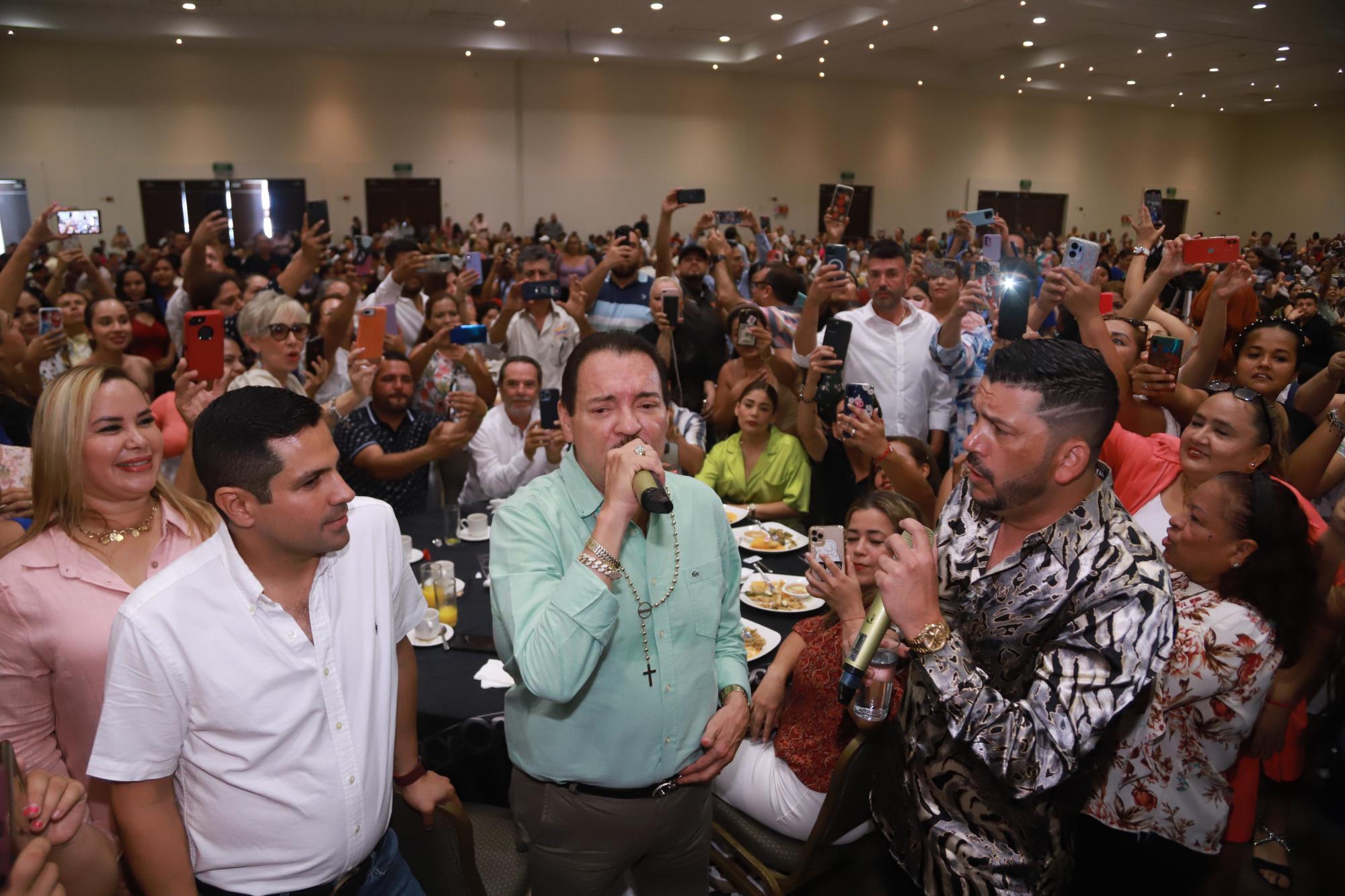 $!Julio Preciado y Luis Ángel “El Flaco” al momento de “echarse” un palomazo en el festejo de Carlos Escobar.