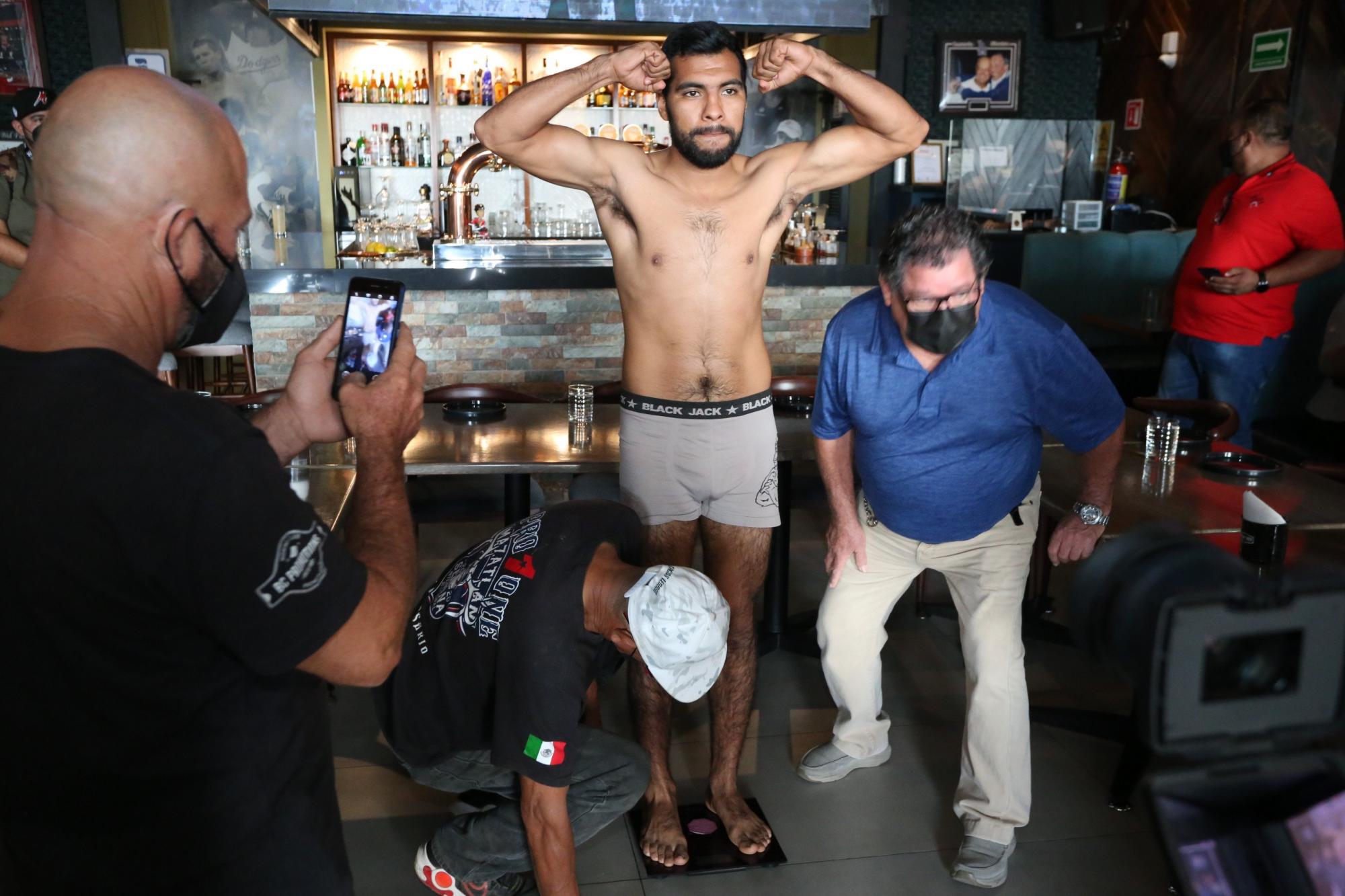 $!Pedro Guevara supera la ‘romana’ de cara a su pelea de este jueves ante Roberto López