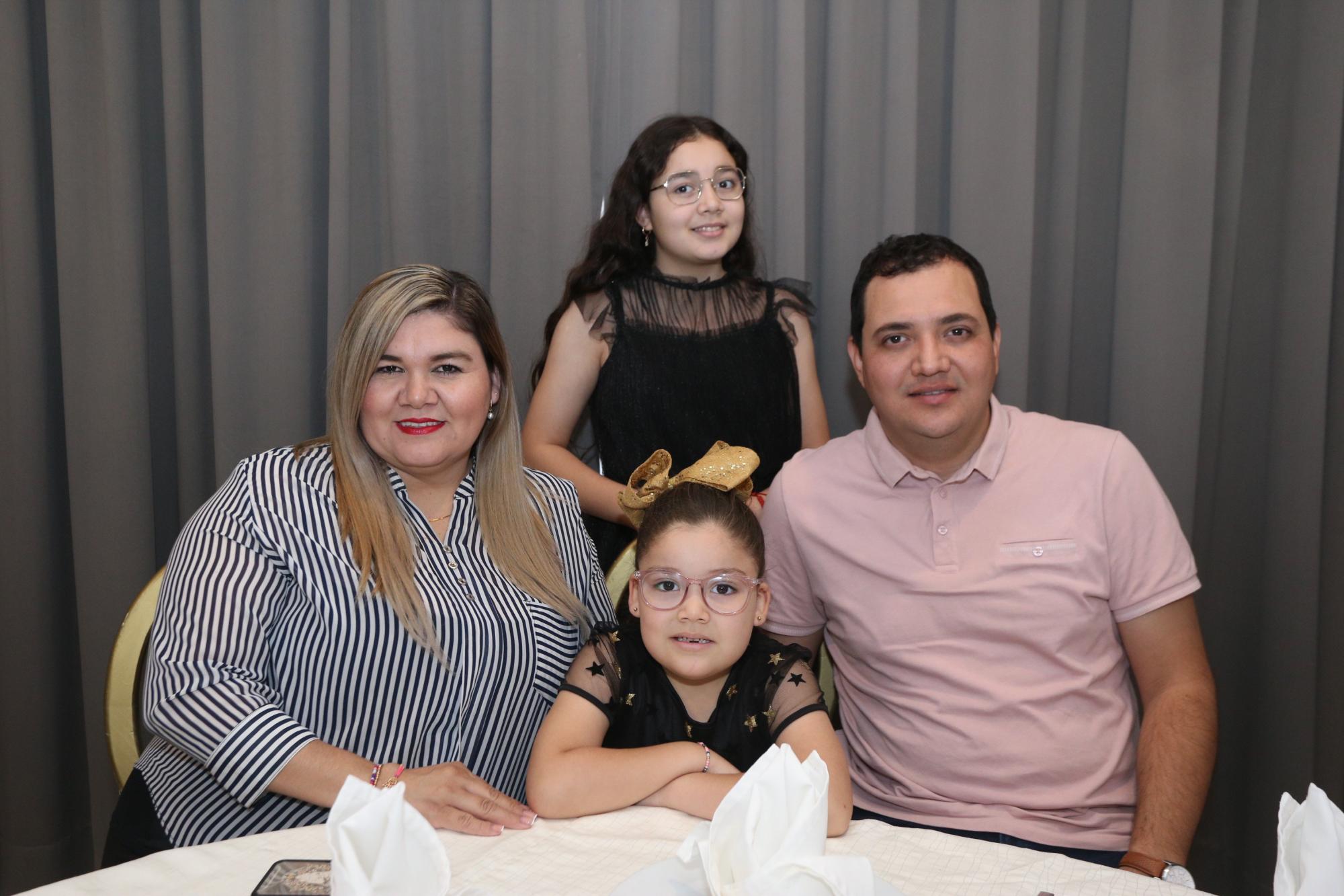 $!Elena Bustamante y Daniel Sánchez con su hijas, Danna Isabella y Paula Daniela.