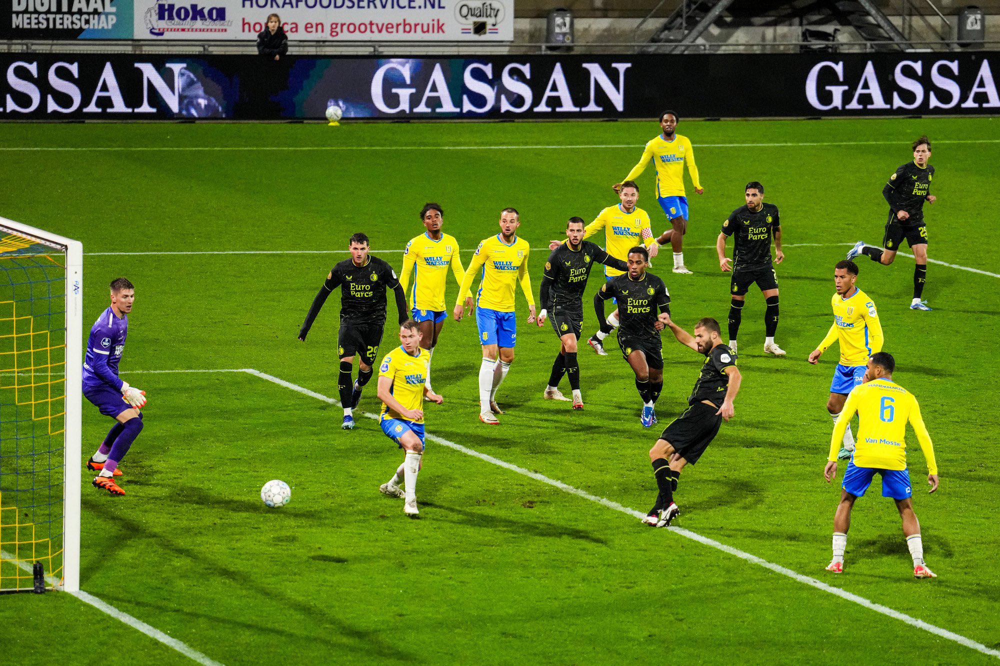 $!Feyenoord se repone de la falla de Santi Giménez para ganar