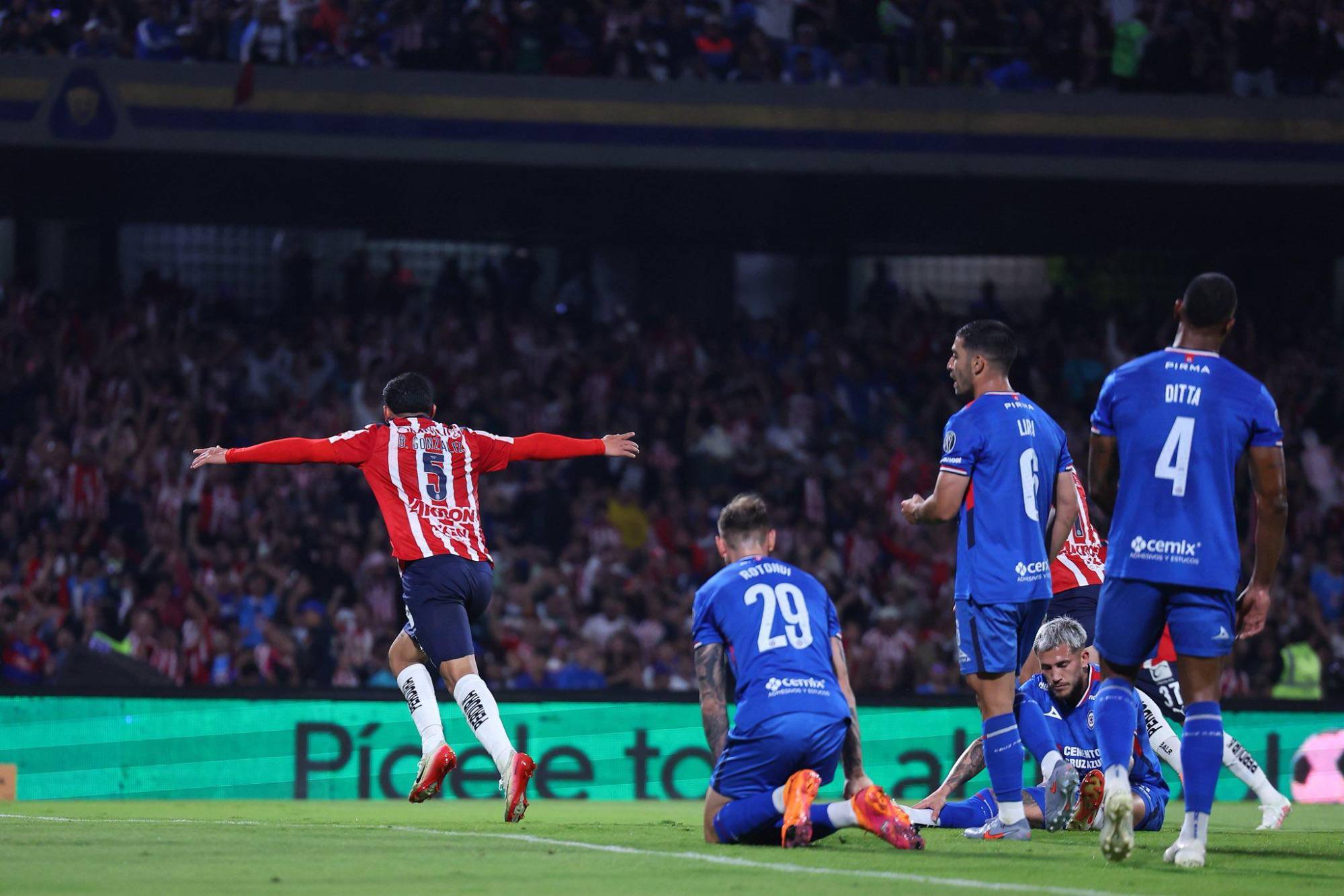 $!Chicharito vuela penal y Cruz Azul elimina a Chivas para avanzar a semifinales