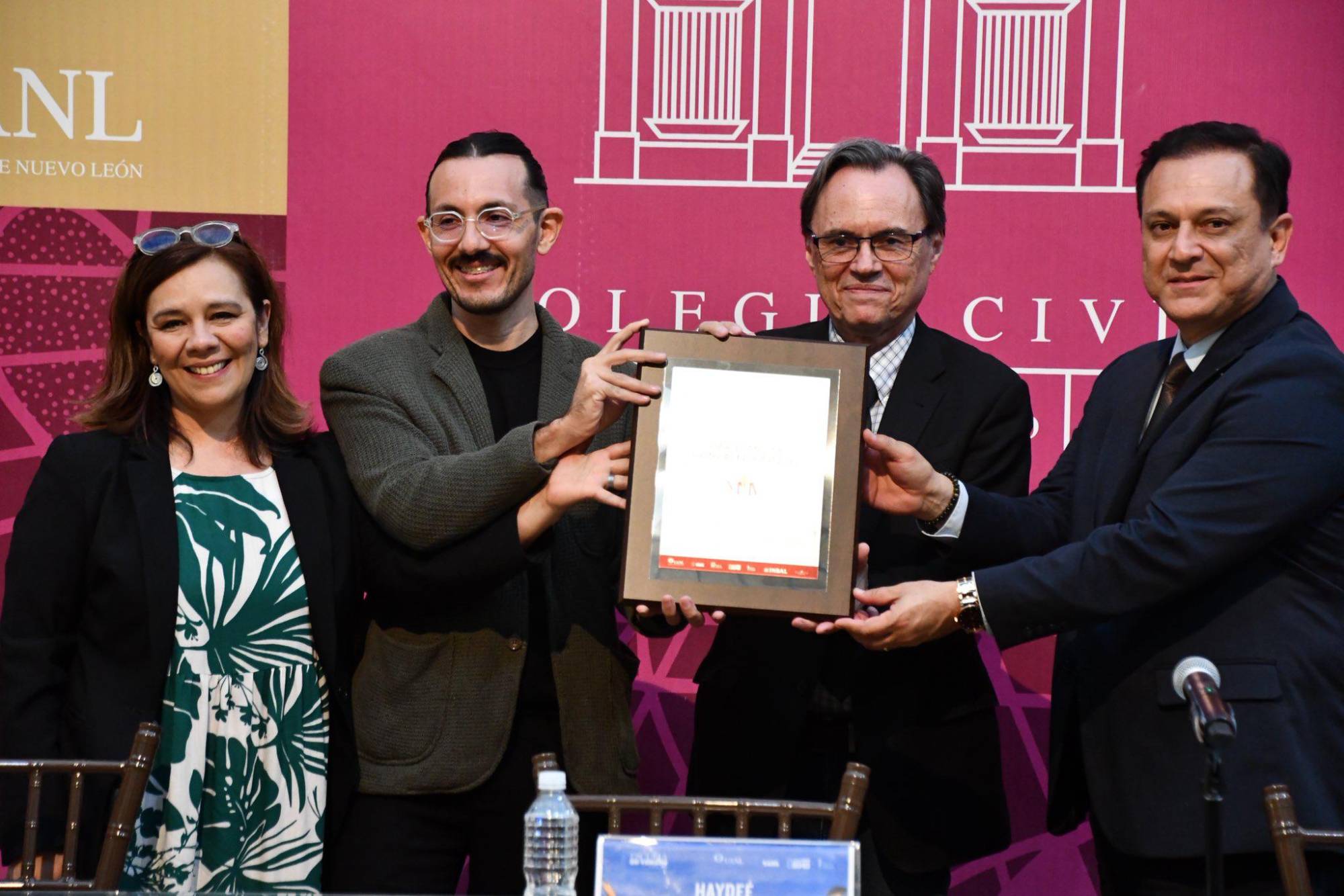 $!Autoridades del Instituto Nacional de Bellas Artes y Literatura, y la UANL entregaron al autor el reconocimiento.