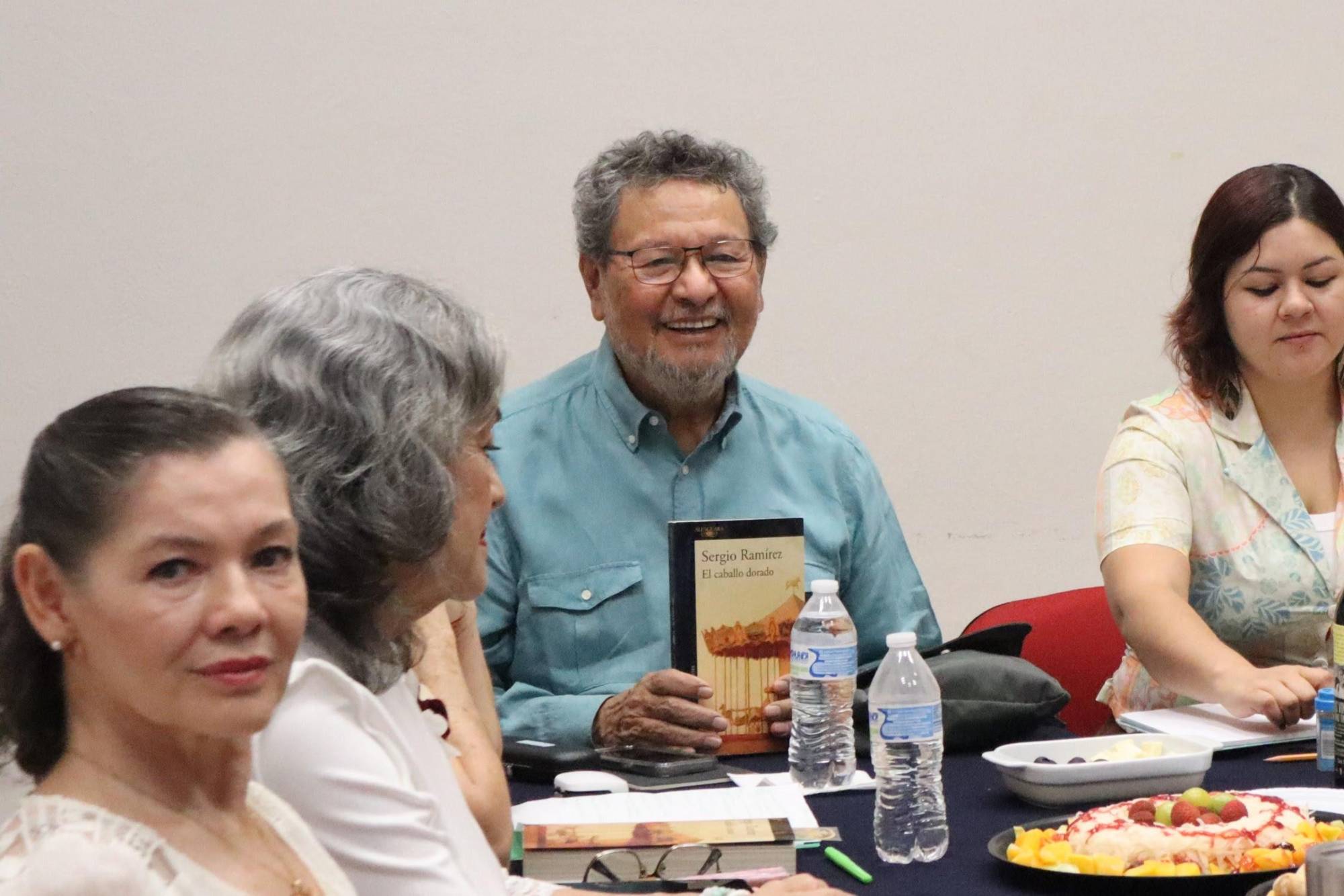 $!Élmer Mendoza coordina el club de lectura.