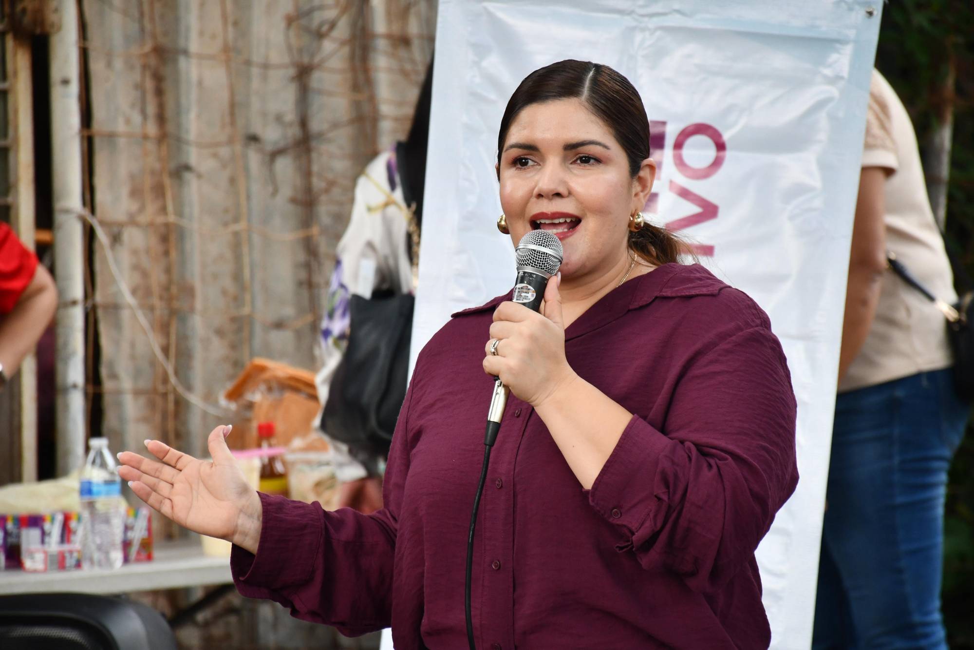 $!Merary Villegas rinde informe legislativo frente a vecinos de la Renato Vega Amador en Culiacán