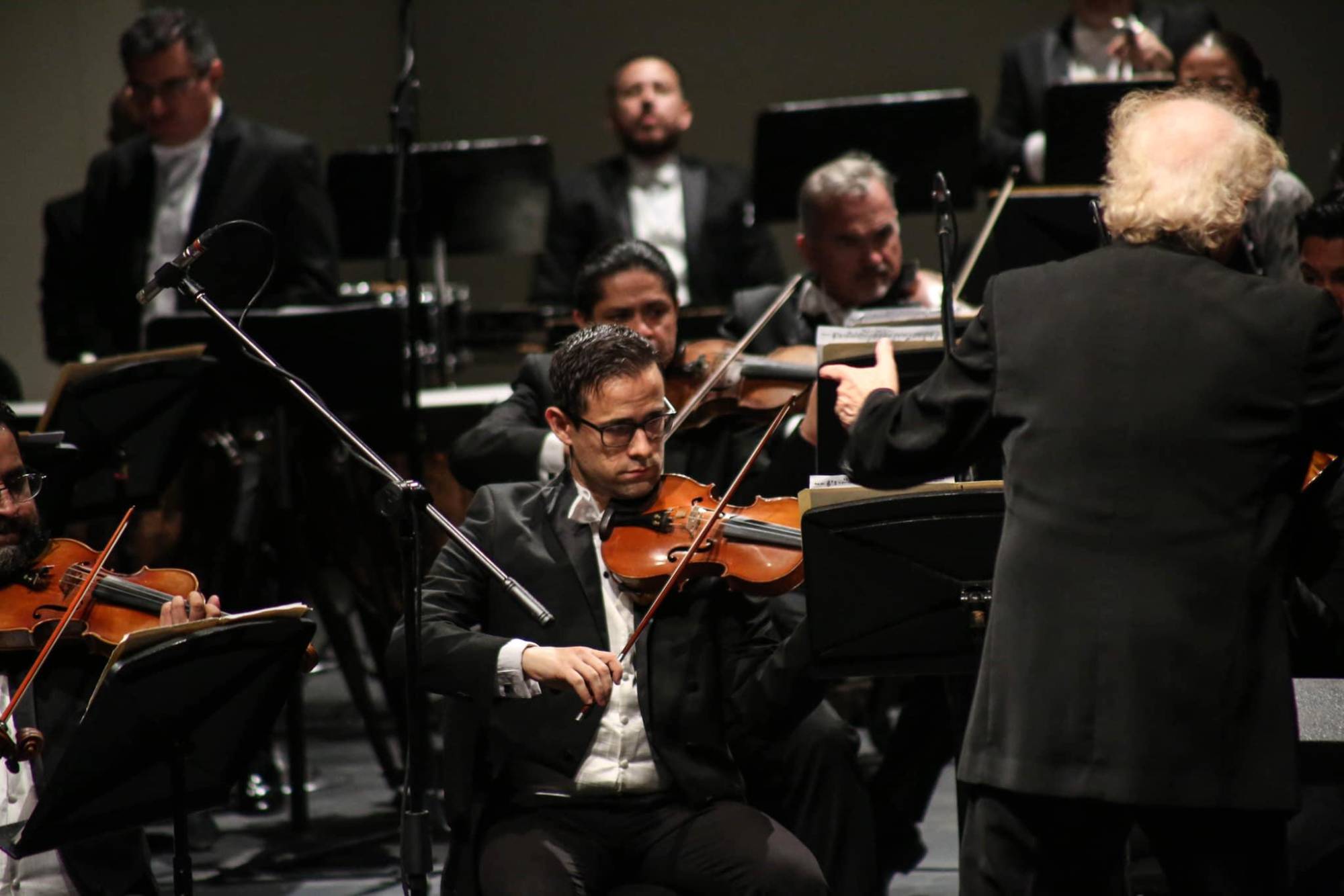 $!El violinista catalán Xavier Tortosa sobresalió en una de las interpretaciones.