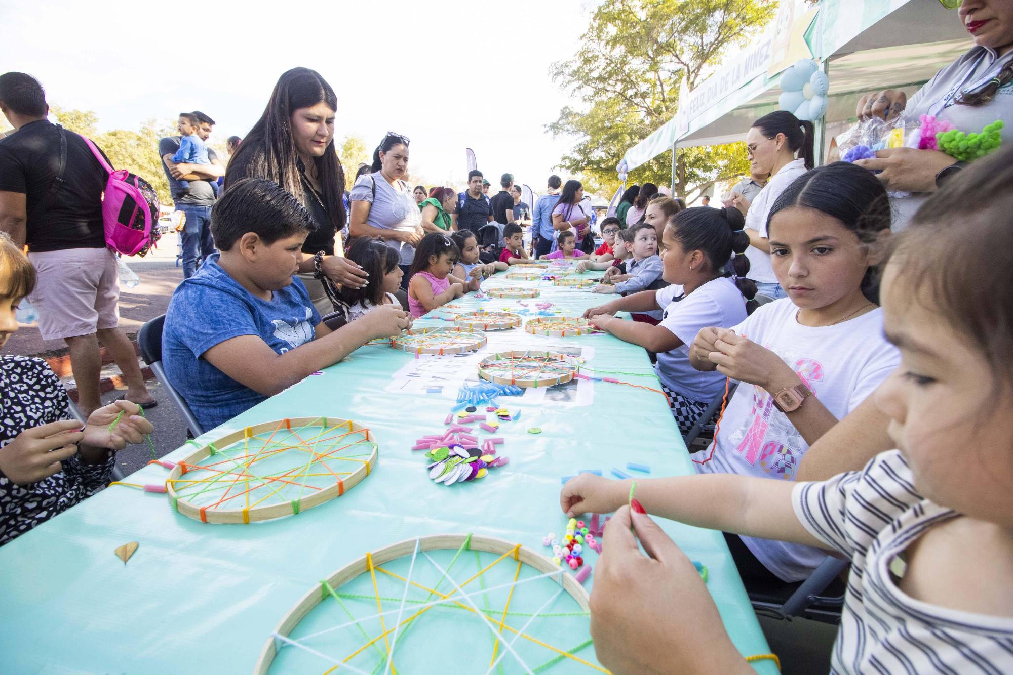 $!Los pequeños pudieron tejer un atrapasueños.