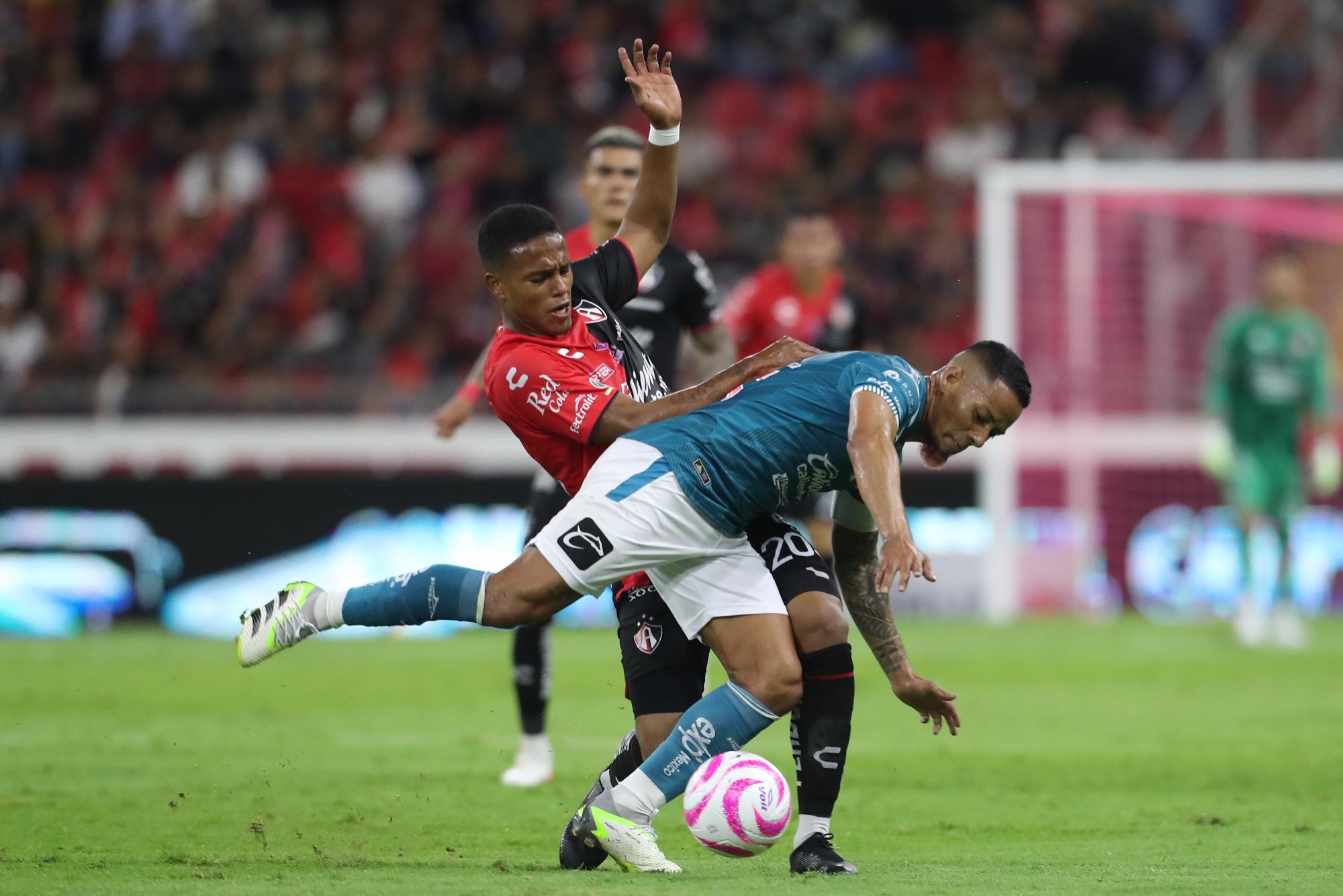 $!Con doblete de Ake Loba, Mazatlán saca los tres puntos del Jalisco