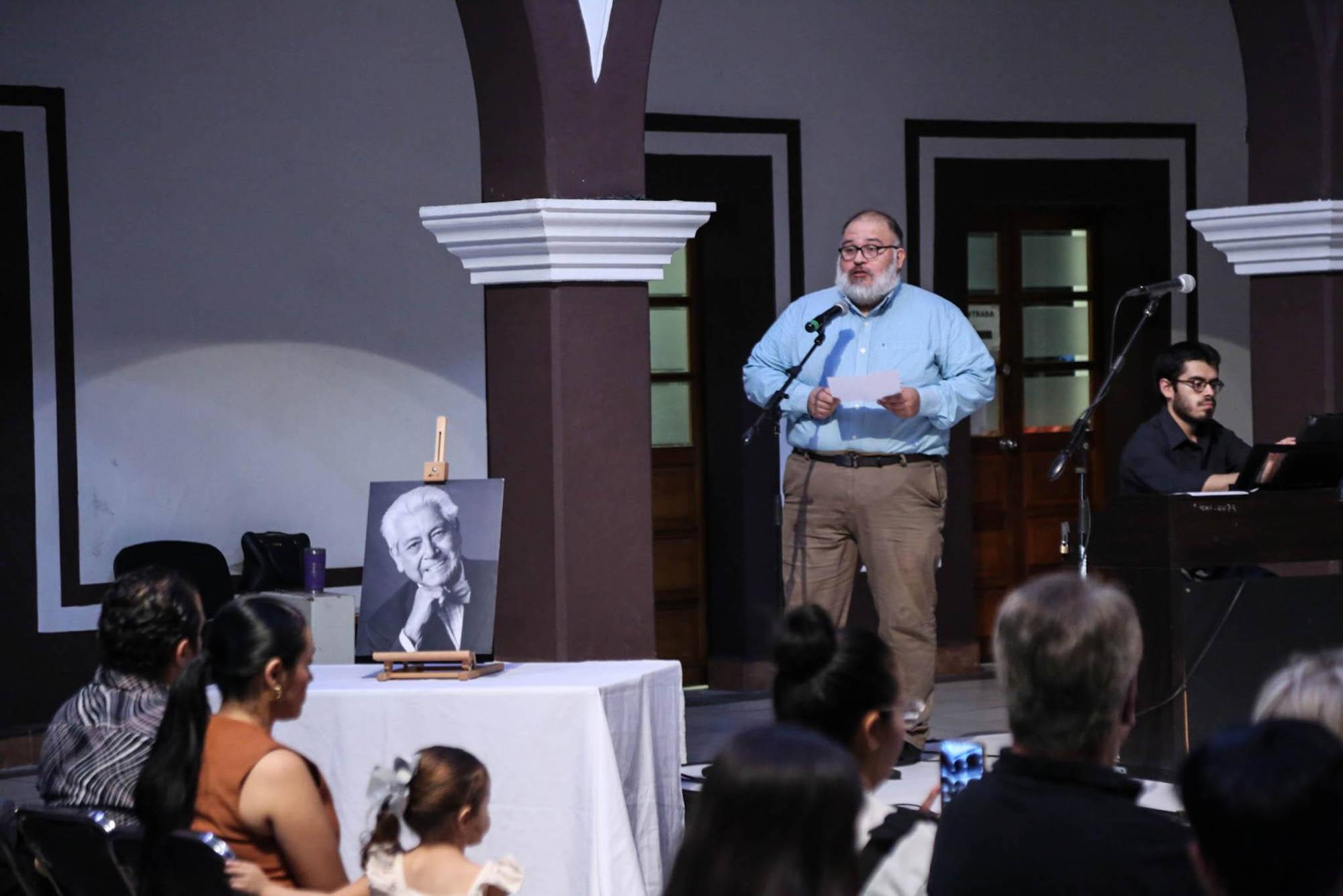 $!Marco Antonio Rodríguez Badillo fue el responsable de leer unas palabras por el fallecimiento del maestro.