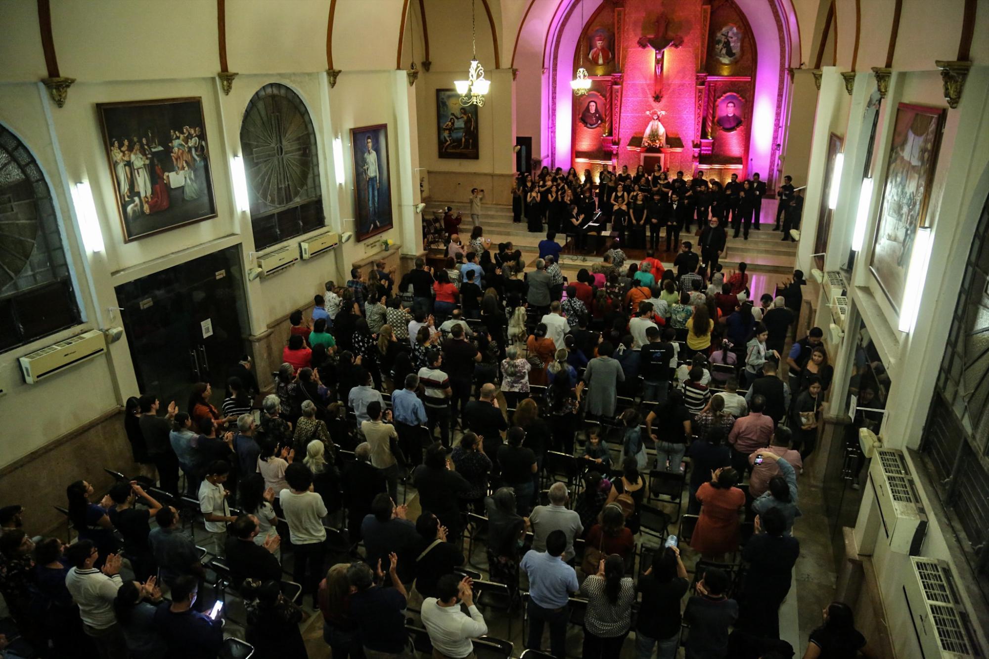 $!La parroquia de Nuestra Señora de San Juan de los Lagos lució un lleno total.