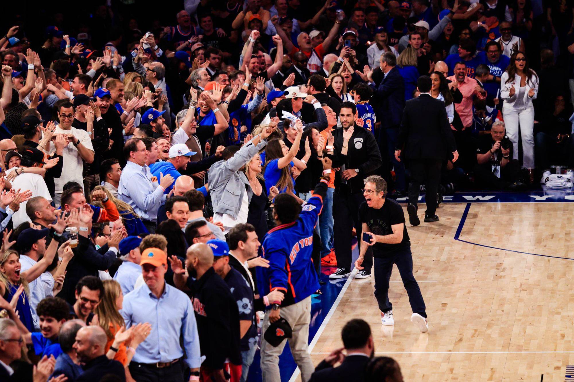 $!Personalidades del espectáculo festejaron con fans victoria de Knicks en el Juego 4