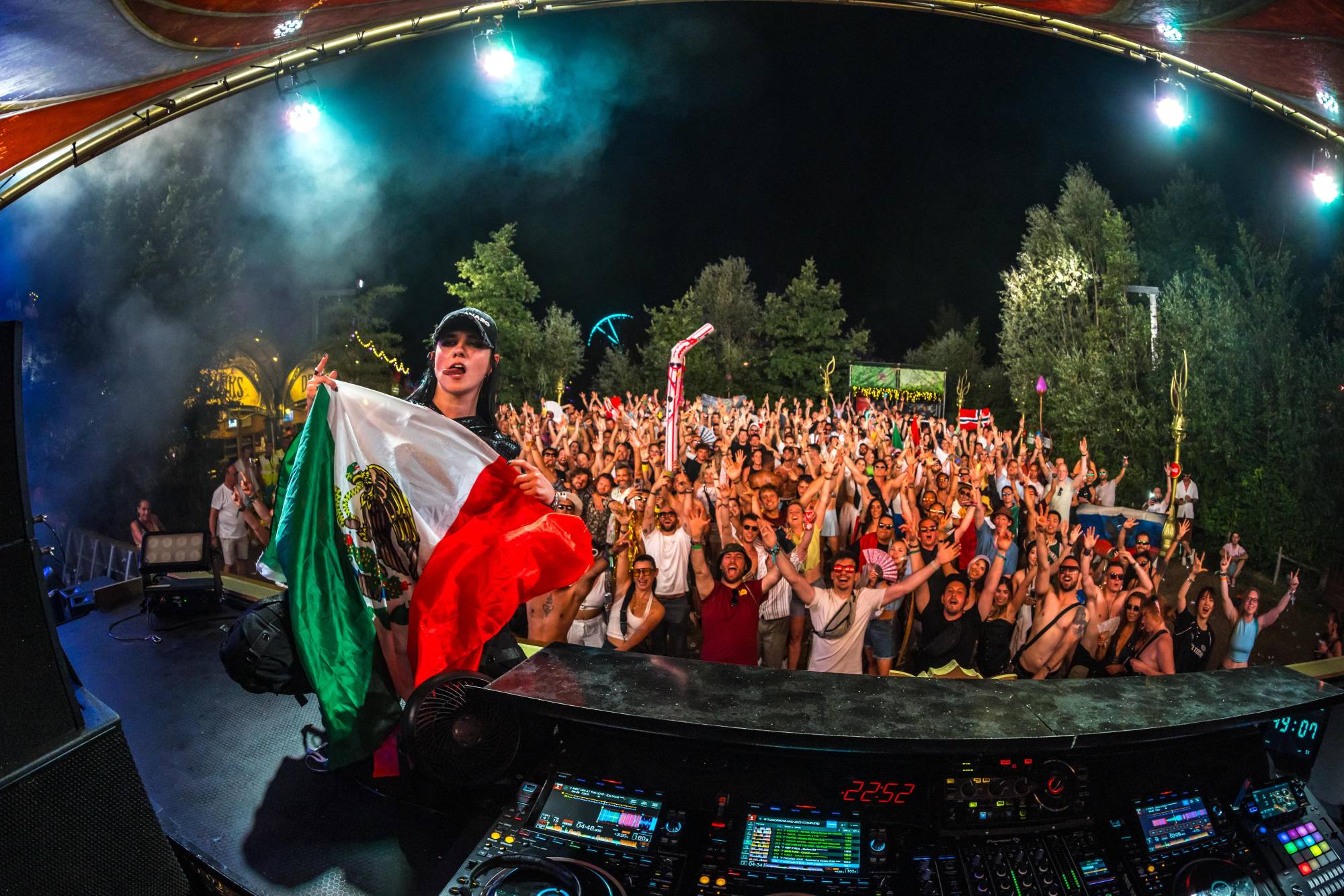 $!Mariana durante su presentación en Tomorrowland.