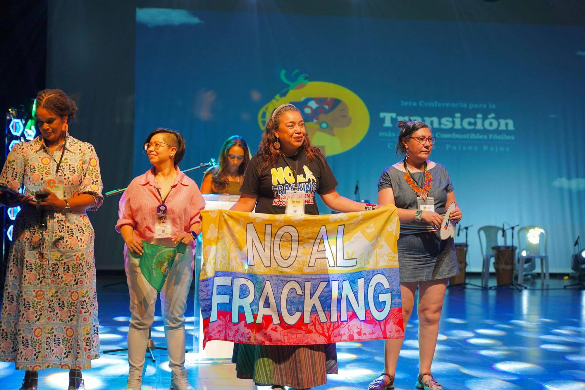 $!Grupo de mujeres en el cierre de la «Asamblea de los pueblos», donde distintas voces se reunieron a proponer soluciones para una transición energética justa.