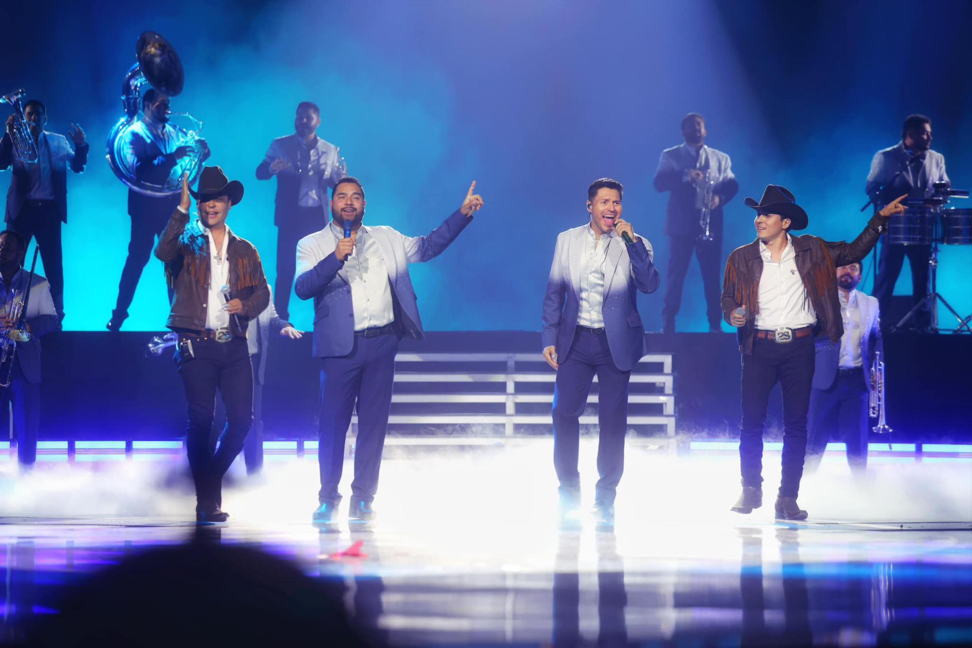 $!Junto a Los 2 de la S interpretan el tema Somos los que somos.