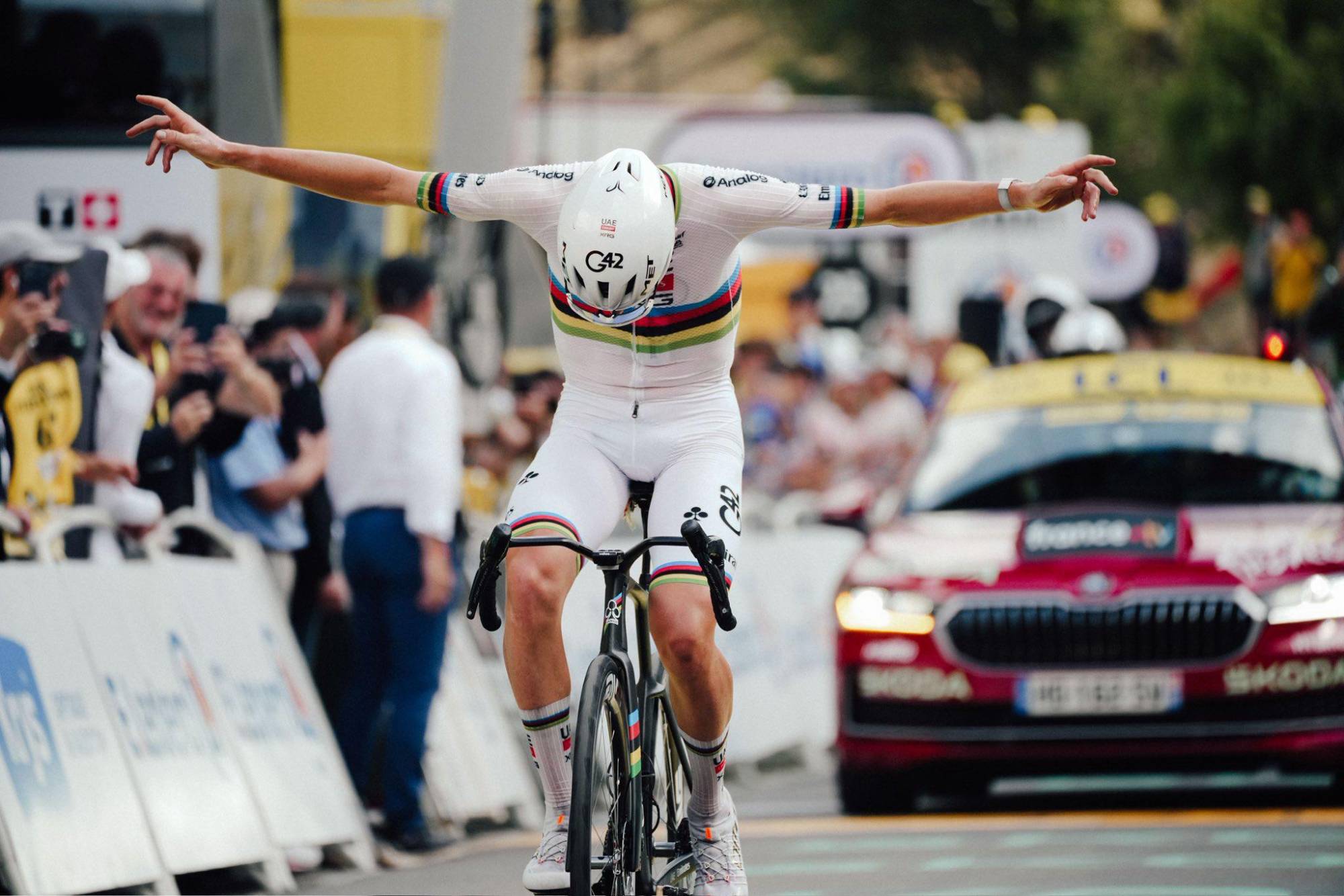 $!Isaac del Toro sube al tercer lugar de la general y recupera el maillot blanco en el Tour de Francia