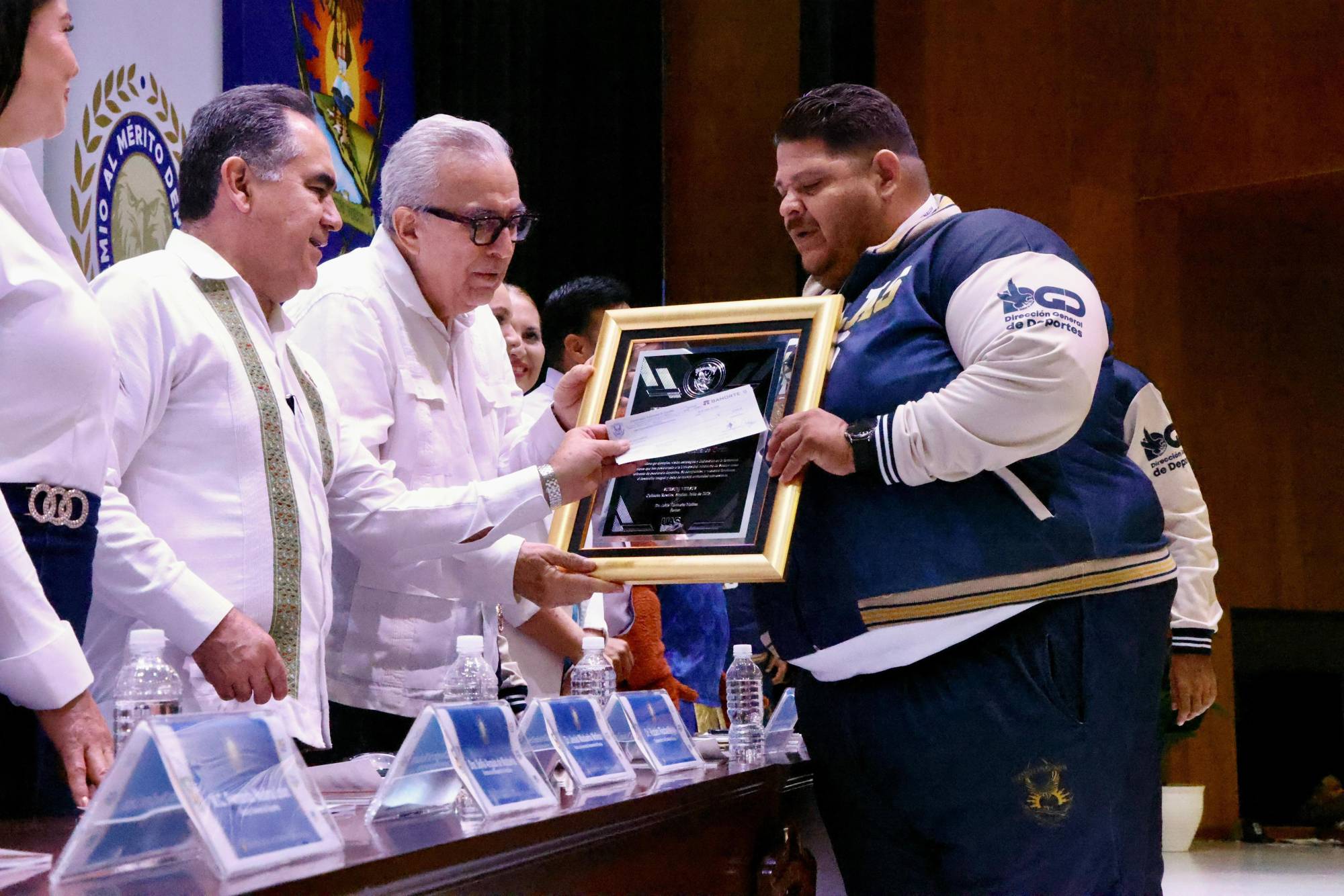 $!Reconocen a deportistas de la UAS en entrega de estímulos