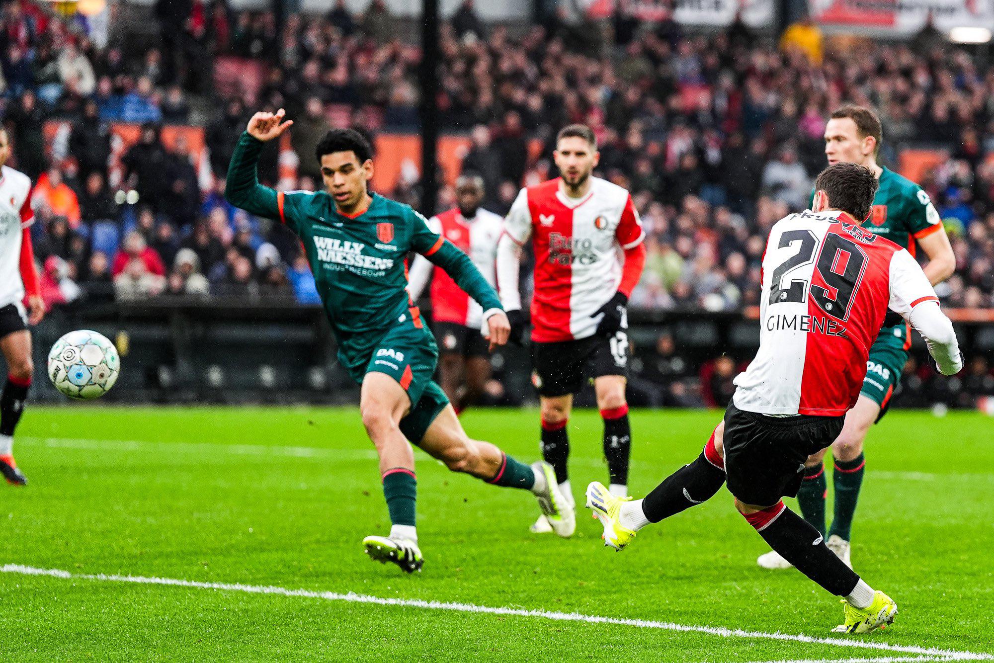 $!El Feyenoord saca sufrido triunfo; Santi Giménez se va sin gol