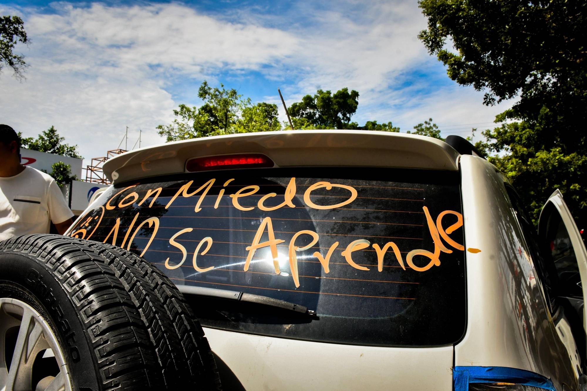 $!Docentes se manifiestan por asesinato de la maestra Jesamel, ocurrido en Nuevo Altata