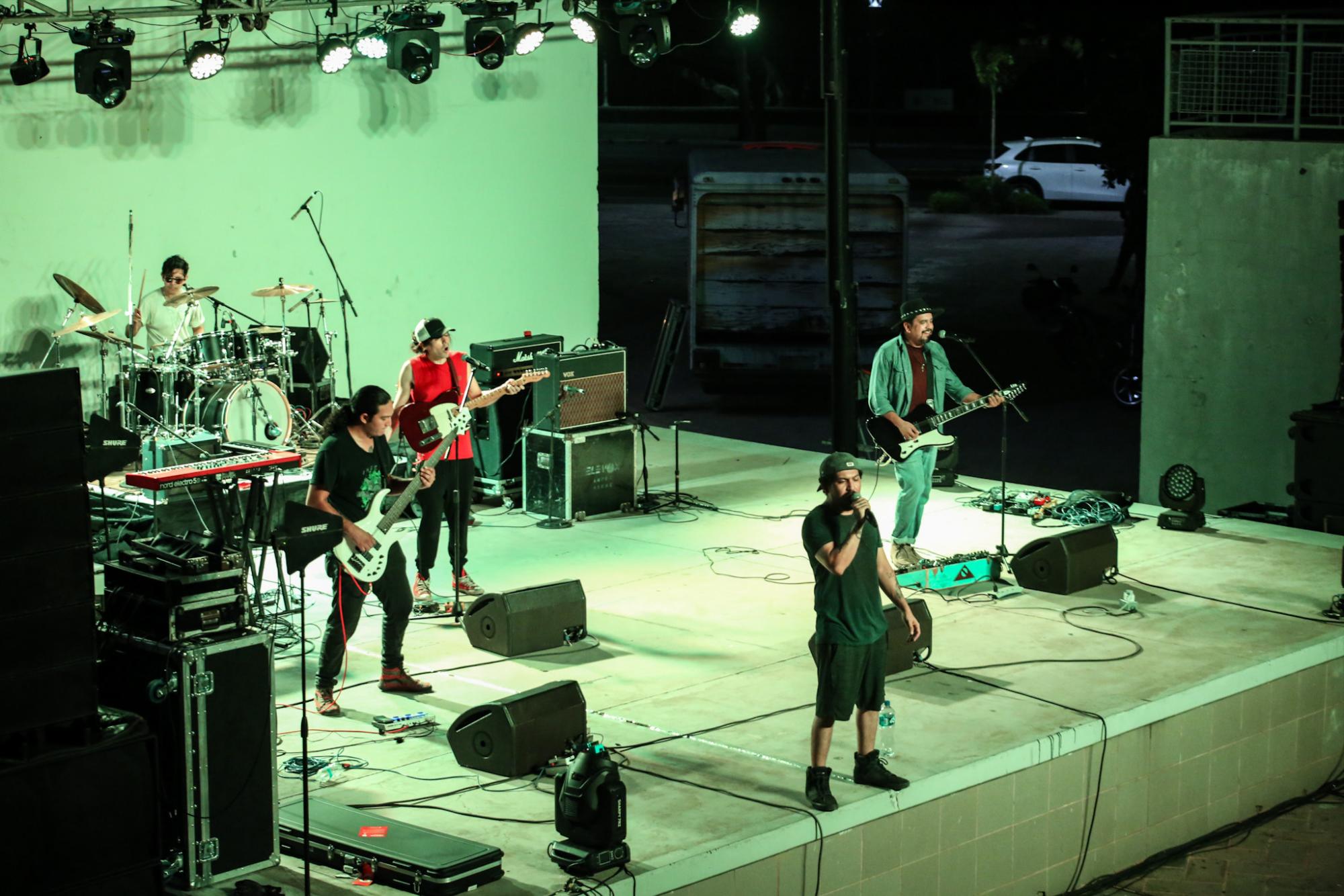 $!La banda Maldito Bipolar, de Los Mochis, abrió el concierto.