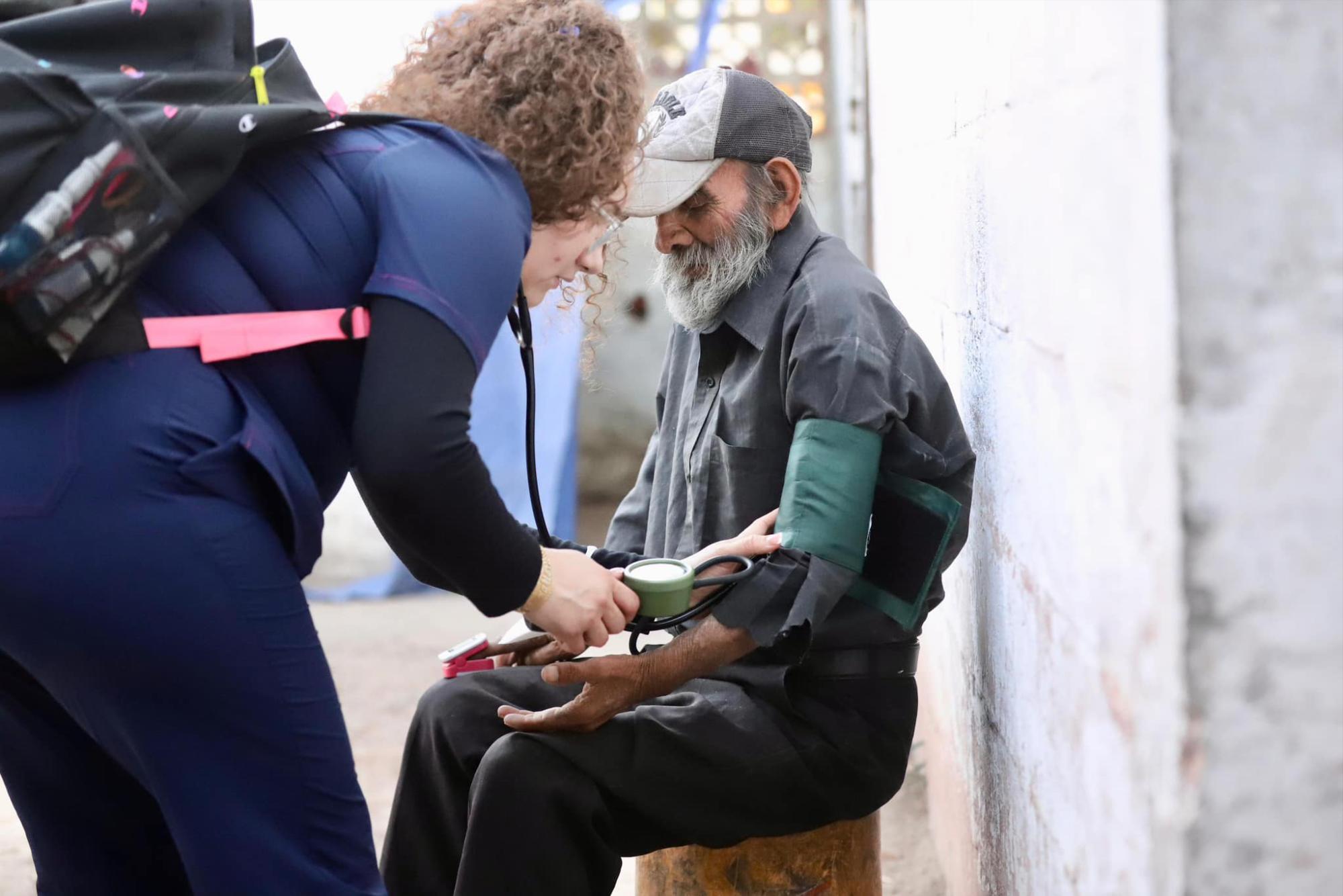$!Recorre Salud, Bienestar, Mujeres y Protección Civil Sinaloa cuarterías del norte del estado en condiciones de hacinamiento