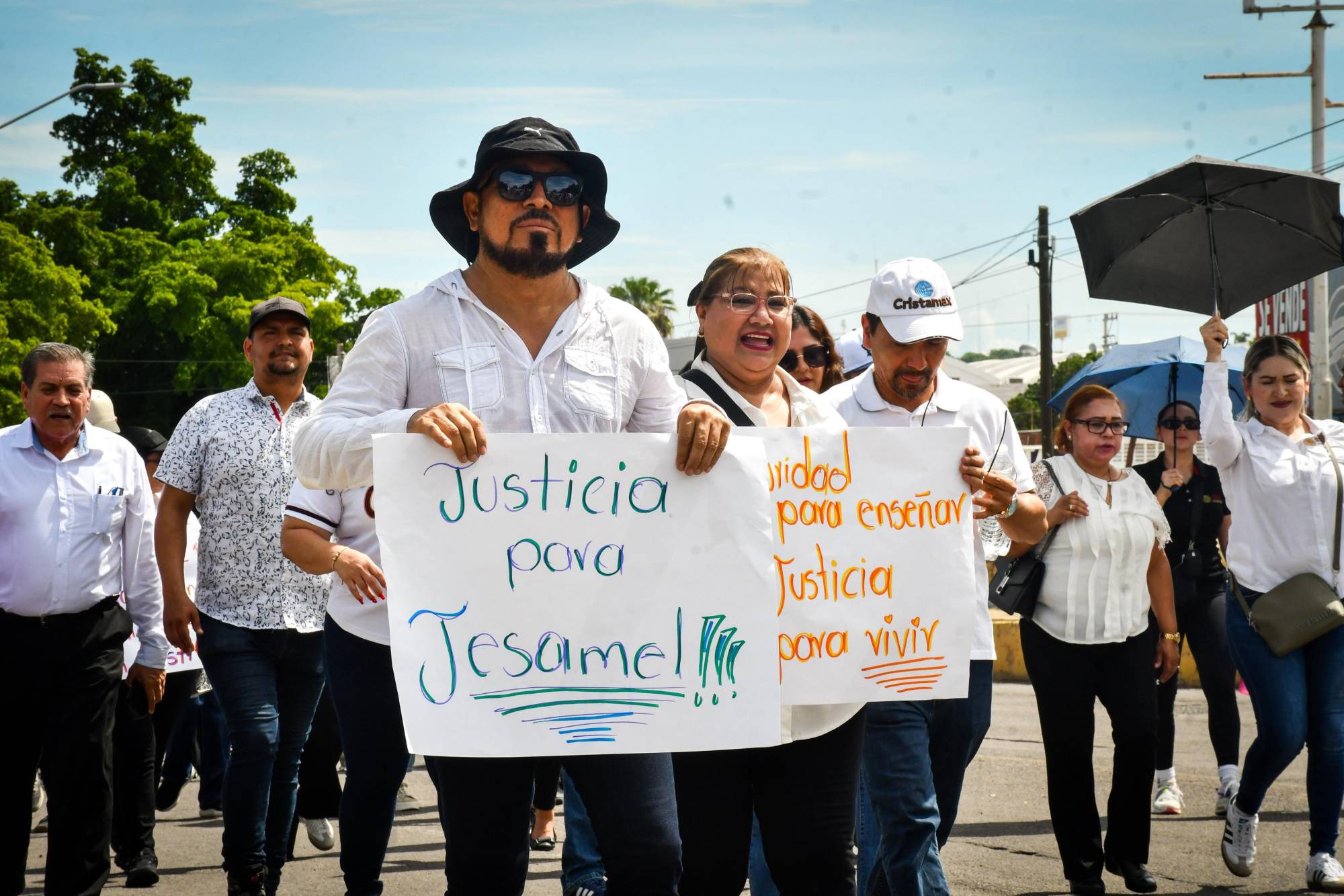 $!Docentes se manifiestan por asesinato de la maestra Jesamel, ocurrido en Nuevo Altata