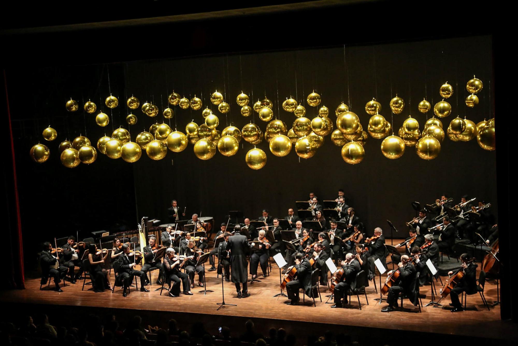 $!La Orquesta Sinfónica Sinaloa de las Artes es dirigida por Eduardo García Barrios.