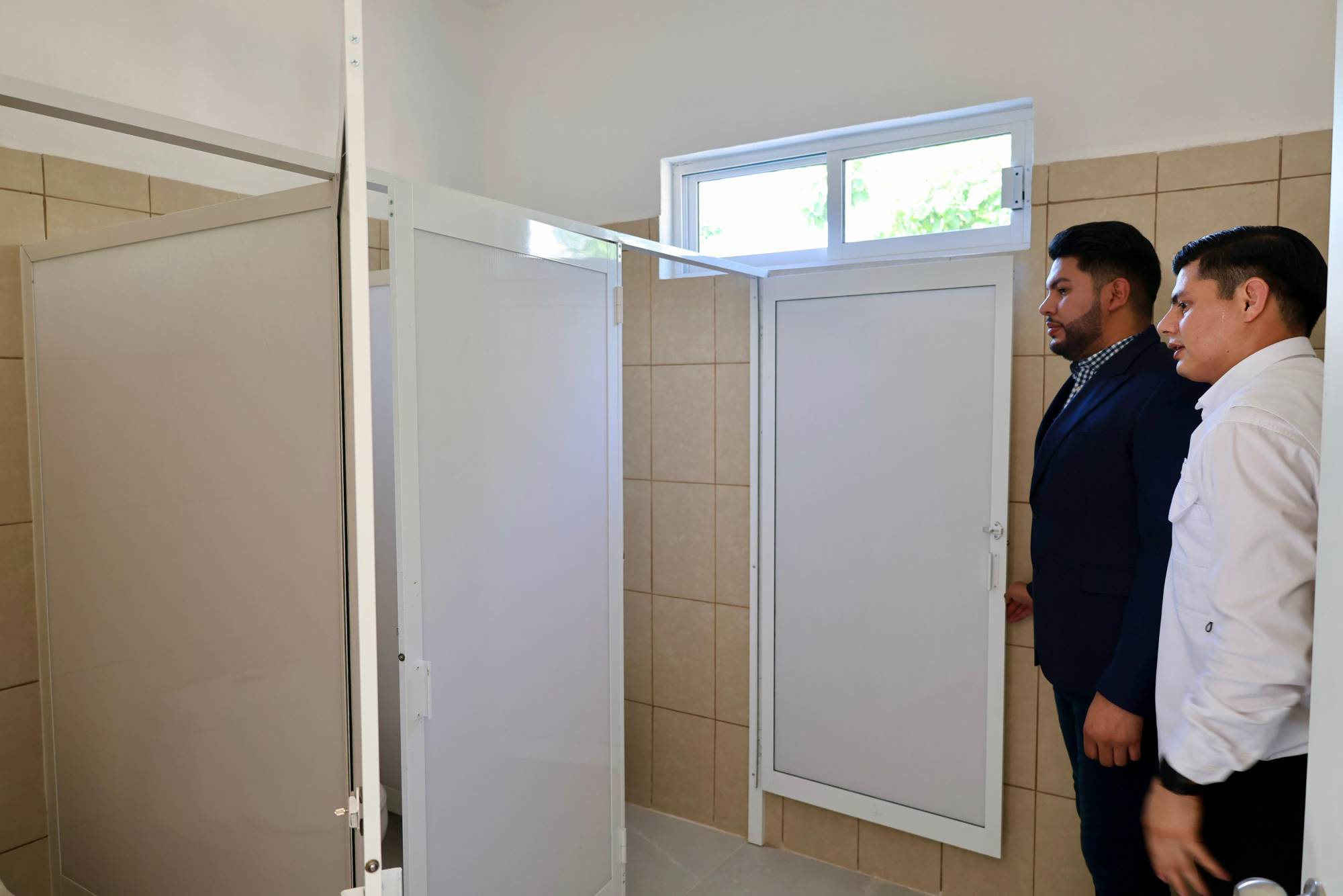 $!Elota inaugura baños nuevos en primaria de Boscoso