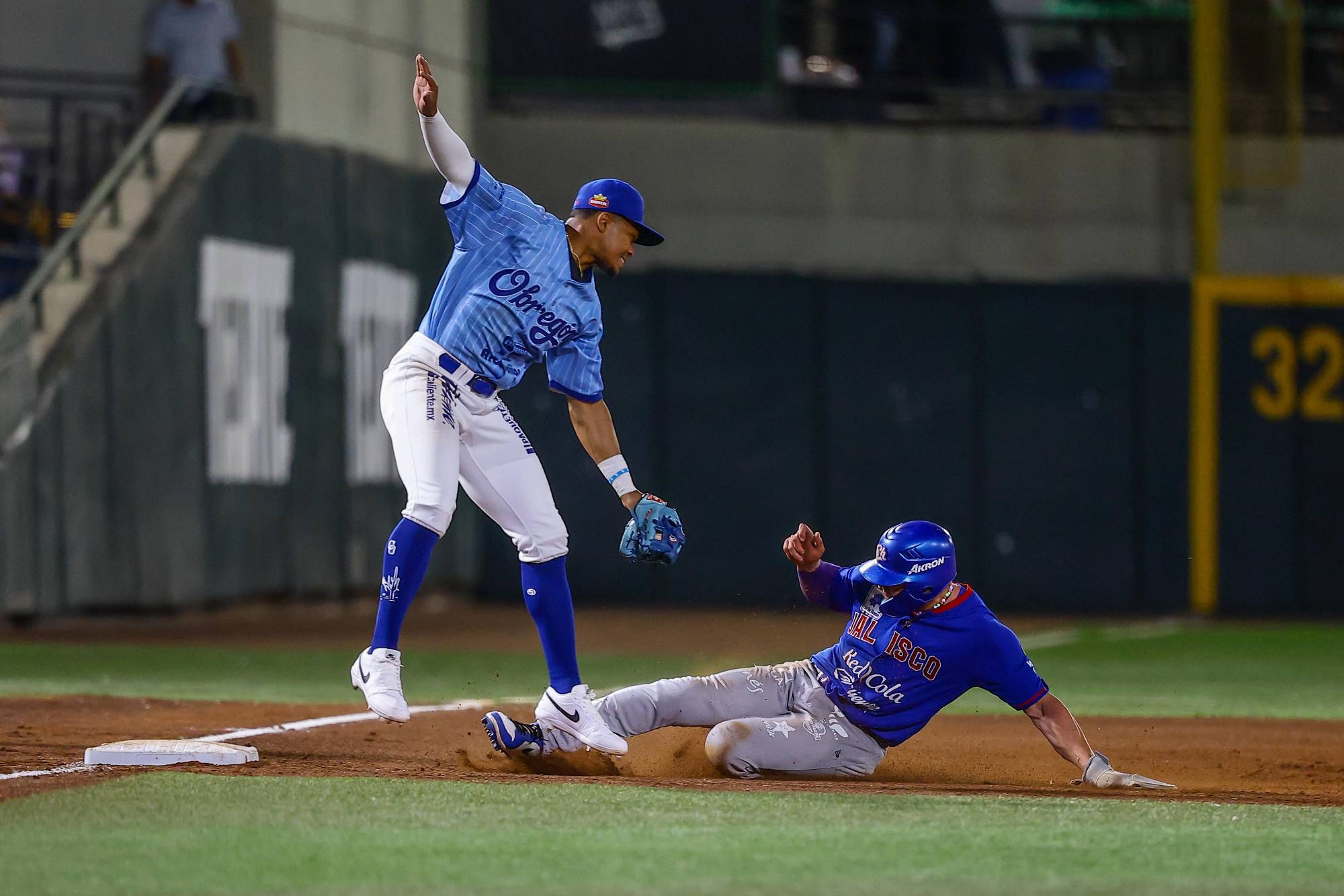 $!Yaquis dejan tendidos a Charros y aseguran la serie en Obregón con remontada agónica