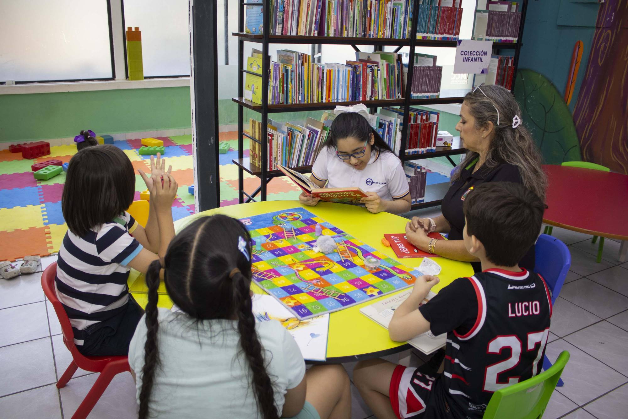 $!Los pequeños leen y juegan.