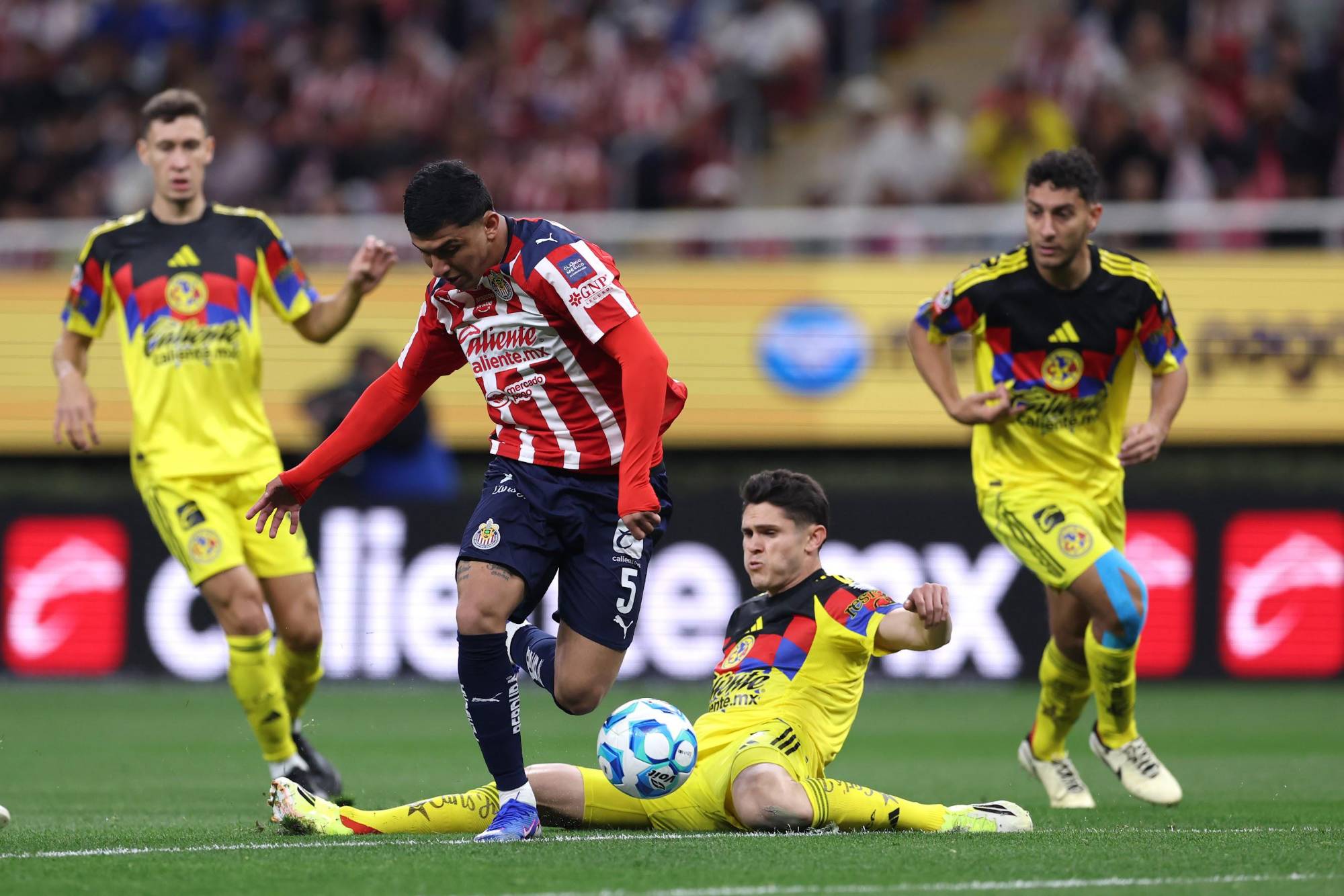 $!Chivas vence al América y pinta de rojiblanco el Clásico Nacional