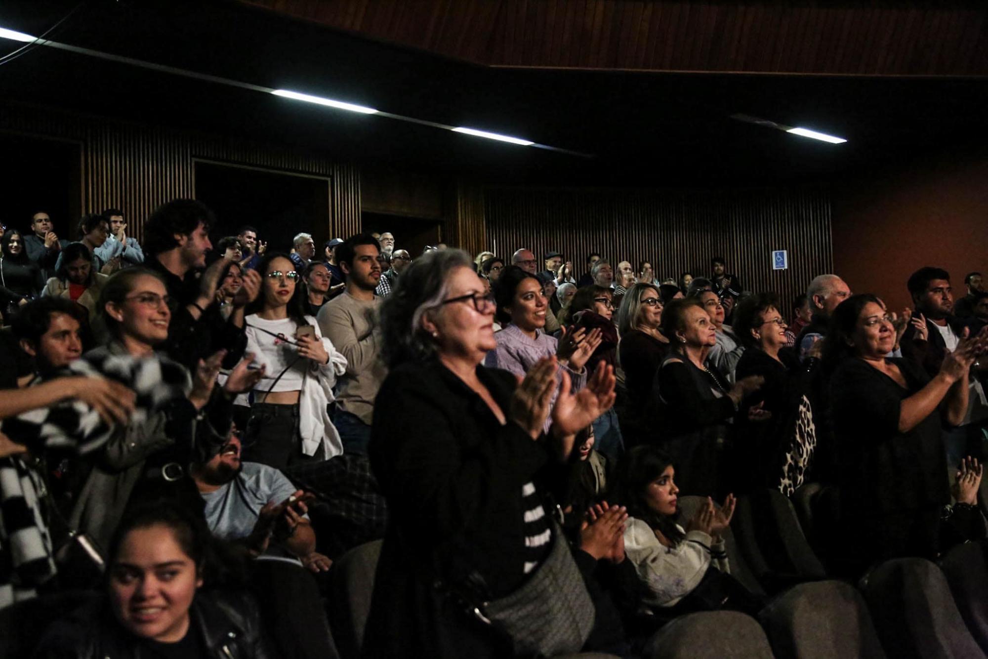 $!El público aplaudió de pie a los músicos.