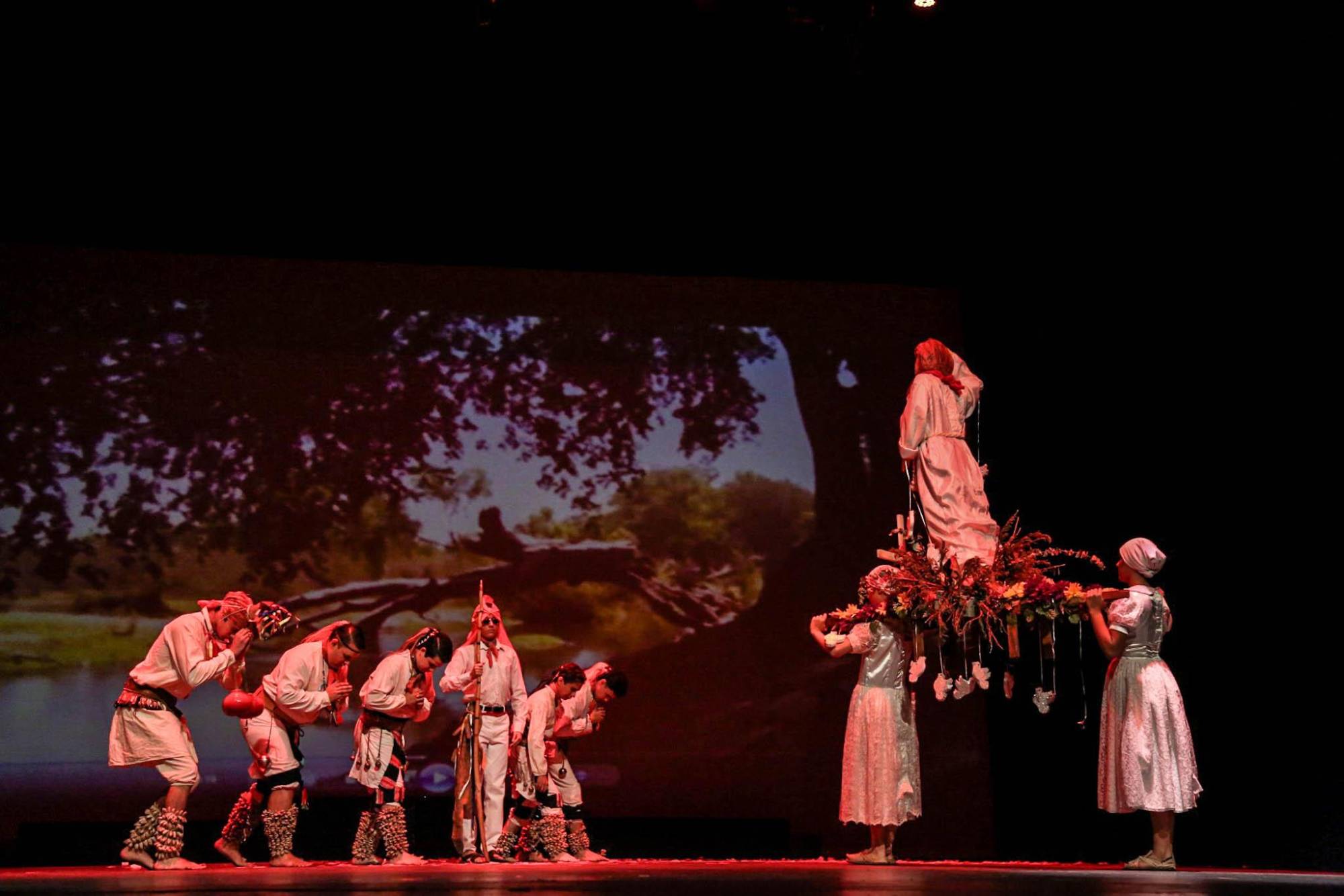$!El programa abrió con un homenaje a nuestras raíces yoremes con la coreografía Fiesta de Semana Santa, en San Miguel Zapotitlán.