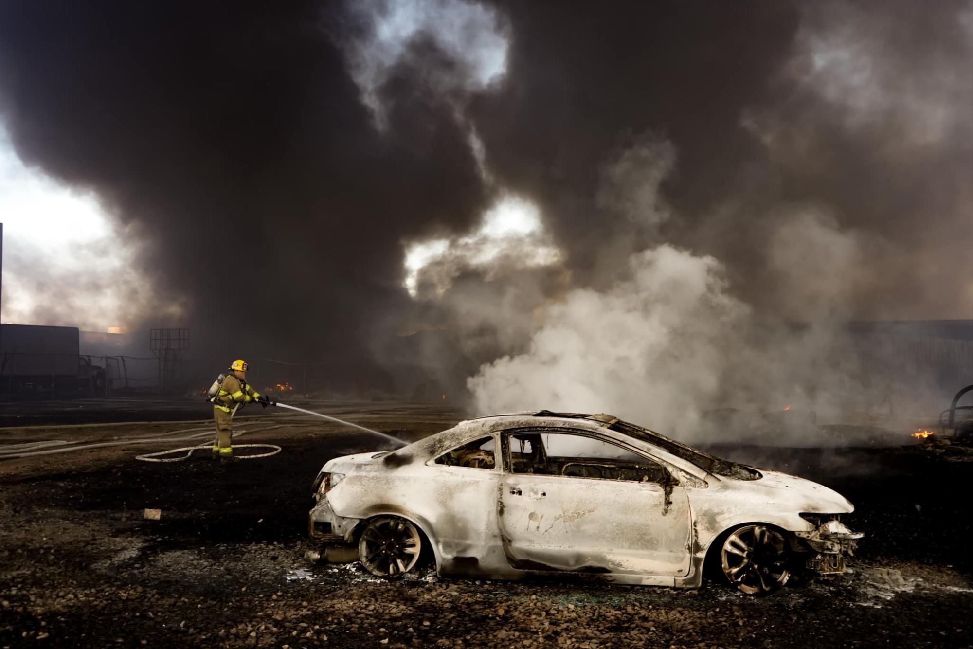 $!Arrasa incendio con fábrica de esponjas en Tijuana