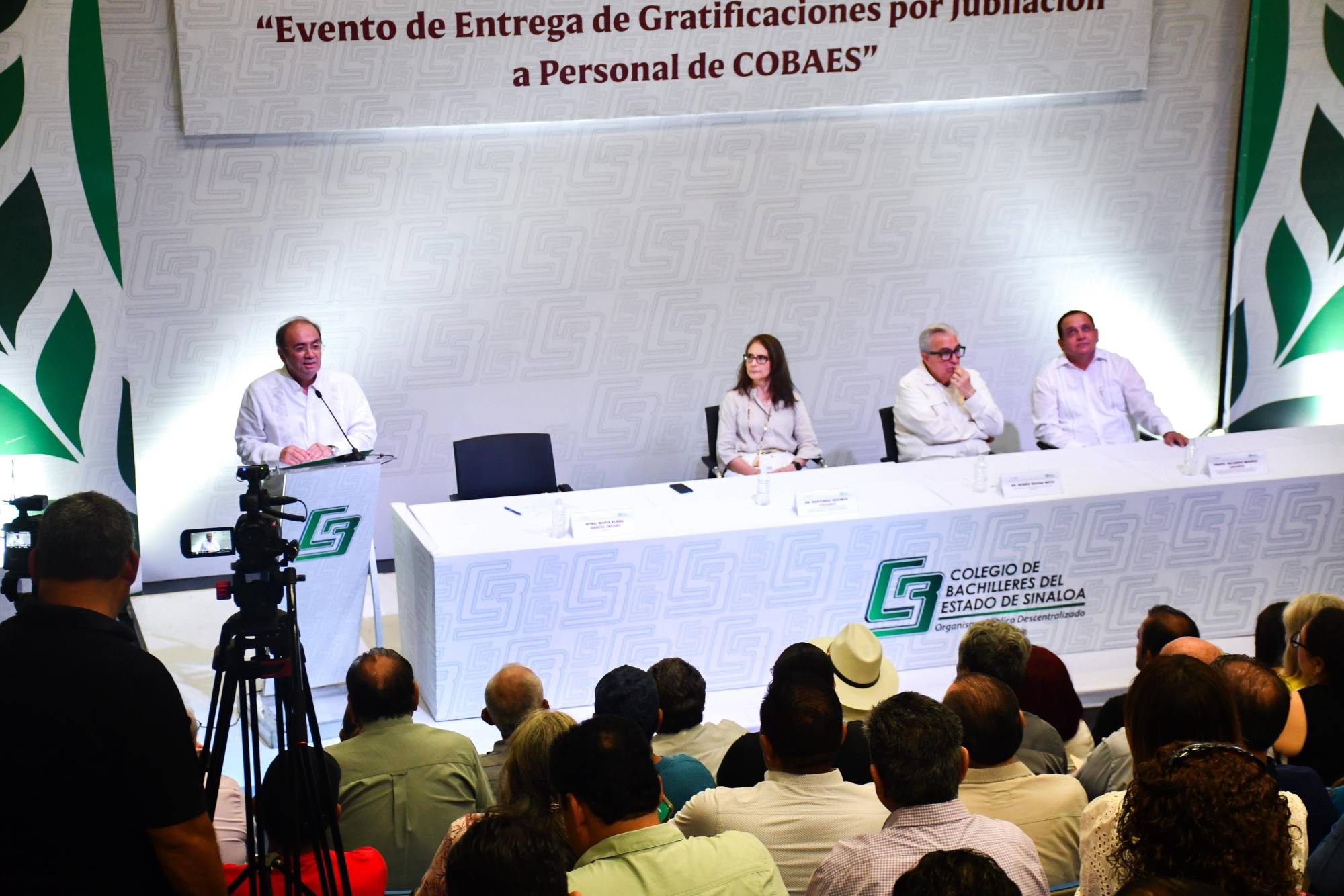 $!Entregan estímulos por jubilación a 55 trabajadores de Cobaes