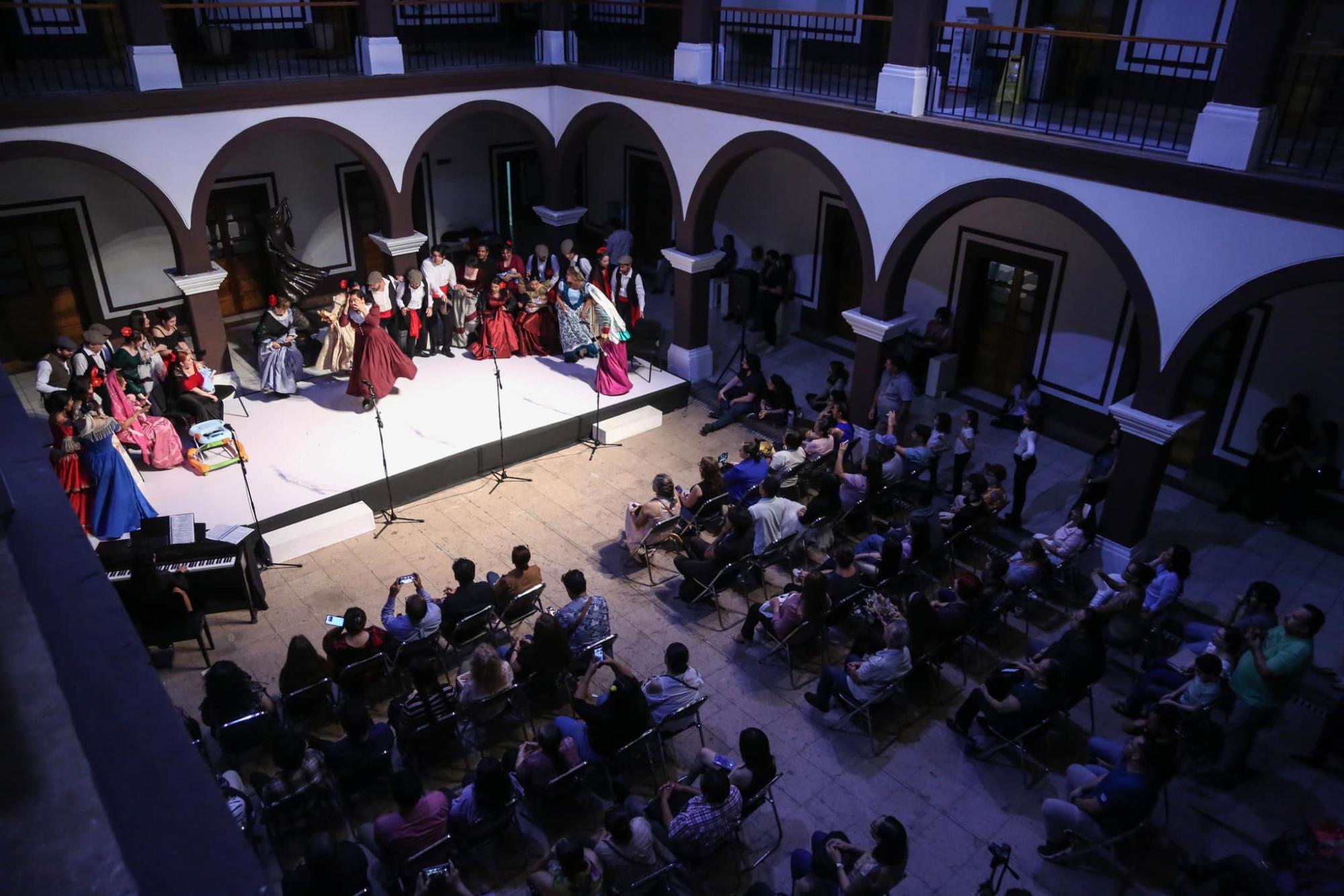 $!En el patio del Centro Sinaloa de las Artes Centenario se presentó la agrupación dirigida por el maestro Marco Antonio Rodríguez.