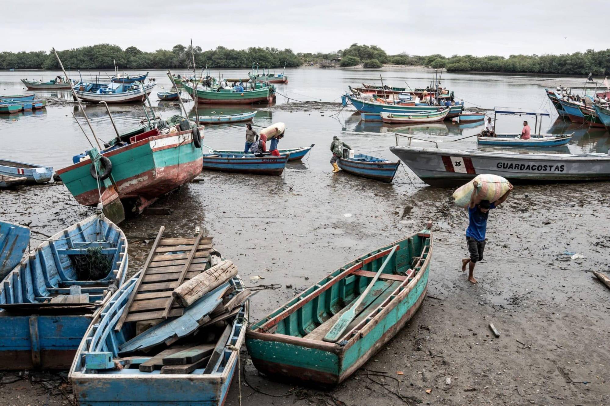 $!La banda ecuatoriana no es la única presente en estos puertos. “Acá hay una banda de peruanos y venezolanos, y están ellos, Los Lobos”, dice un pescador.
