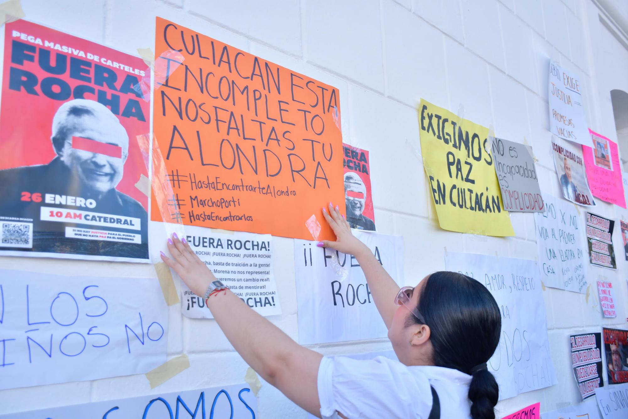 $!Ciudadanos inundan primer cuadro de Culiacán con carteles de rechazo a Rocha Moya y exigencias de justicia