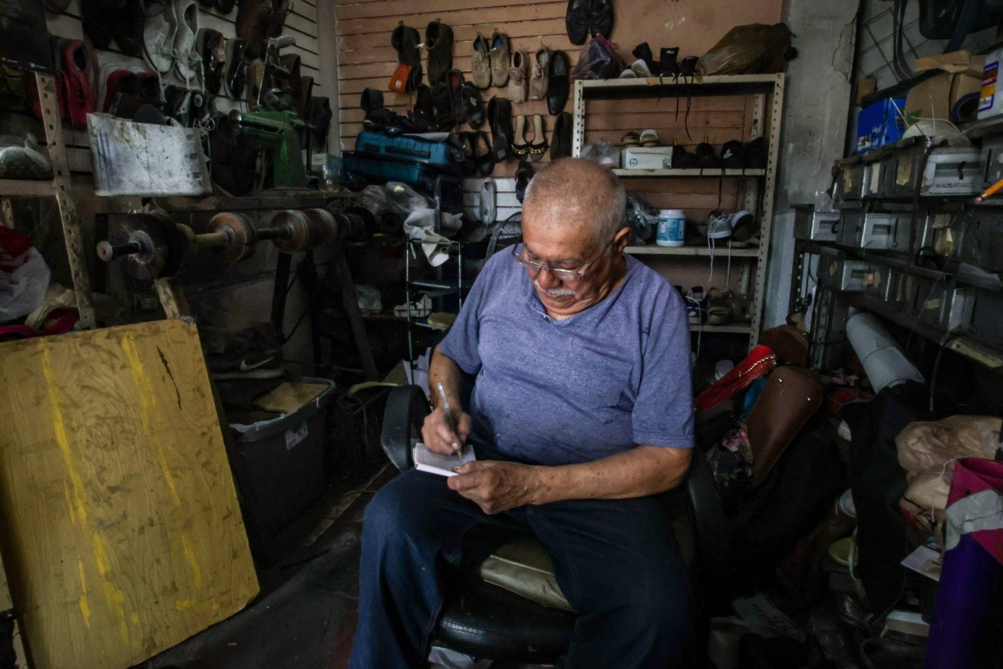 $!La vida de Juan González: 80 años de ver la vida como zapatero en Culiacán