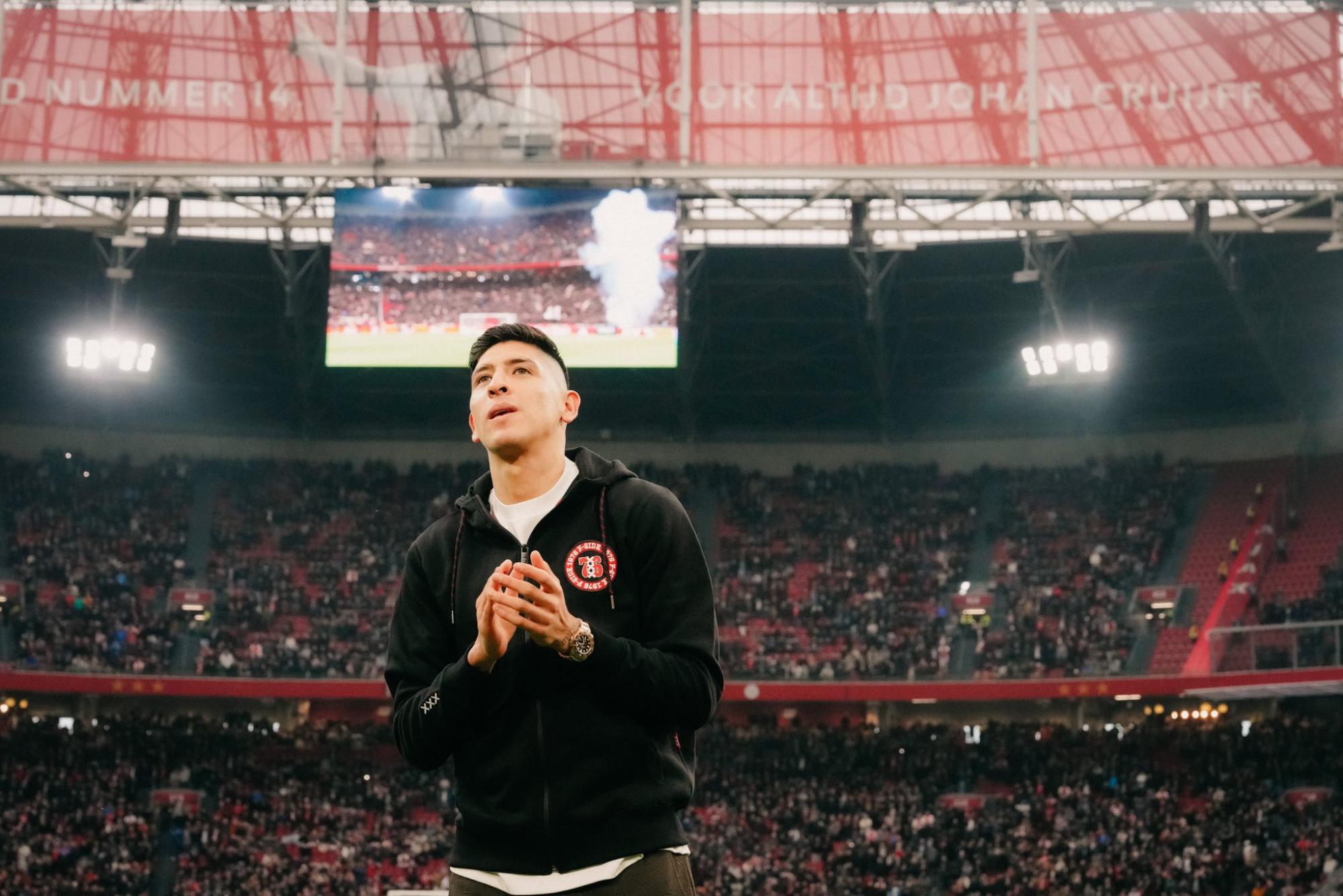 $!Ajax rinde emotivo homenaje a Edson Álvarez