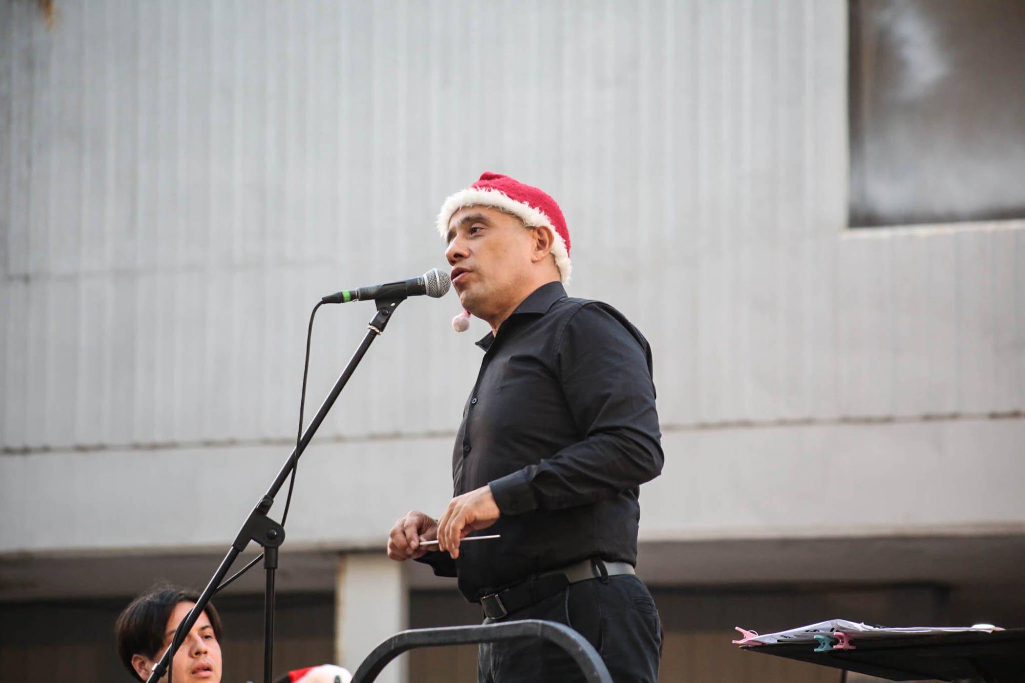 $!El maestro Diego Rojas dirige la Banda Sinfónica Juvenil del Estado.