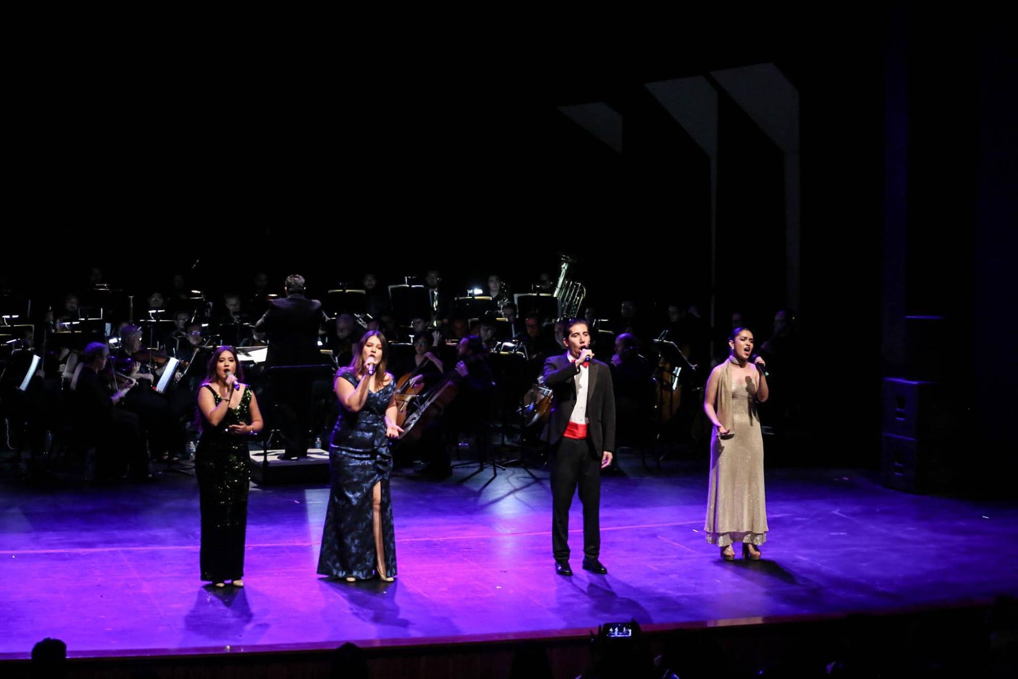 $!Miembros del Taller de Ópera cantaron Cien años.