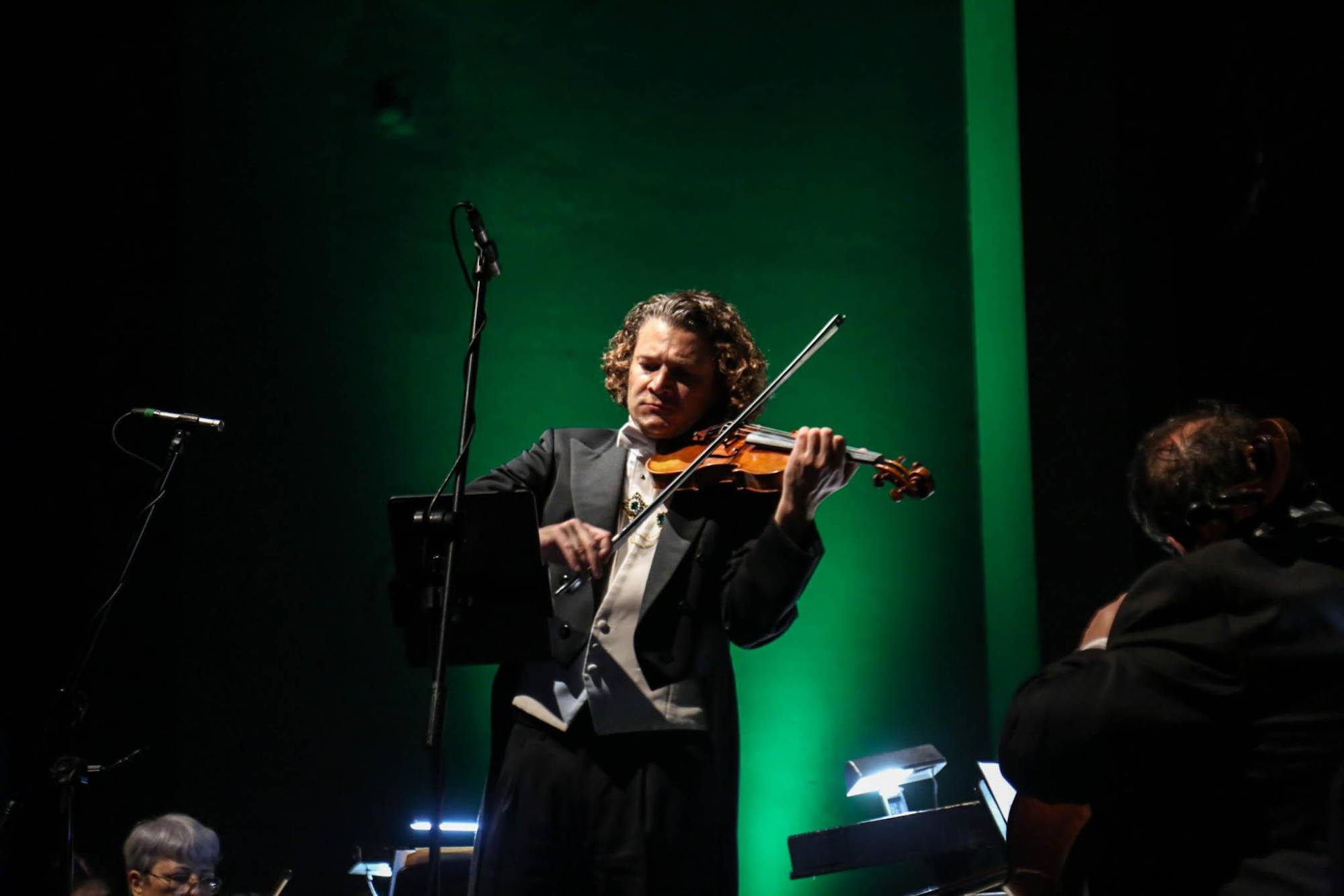 $!El director de orquesta participó también como violinista.