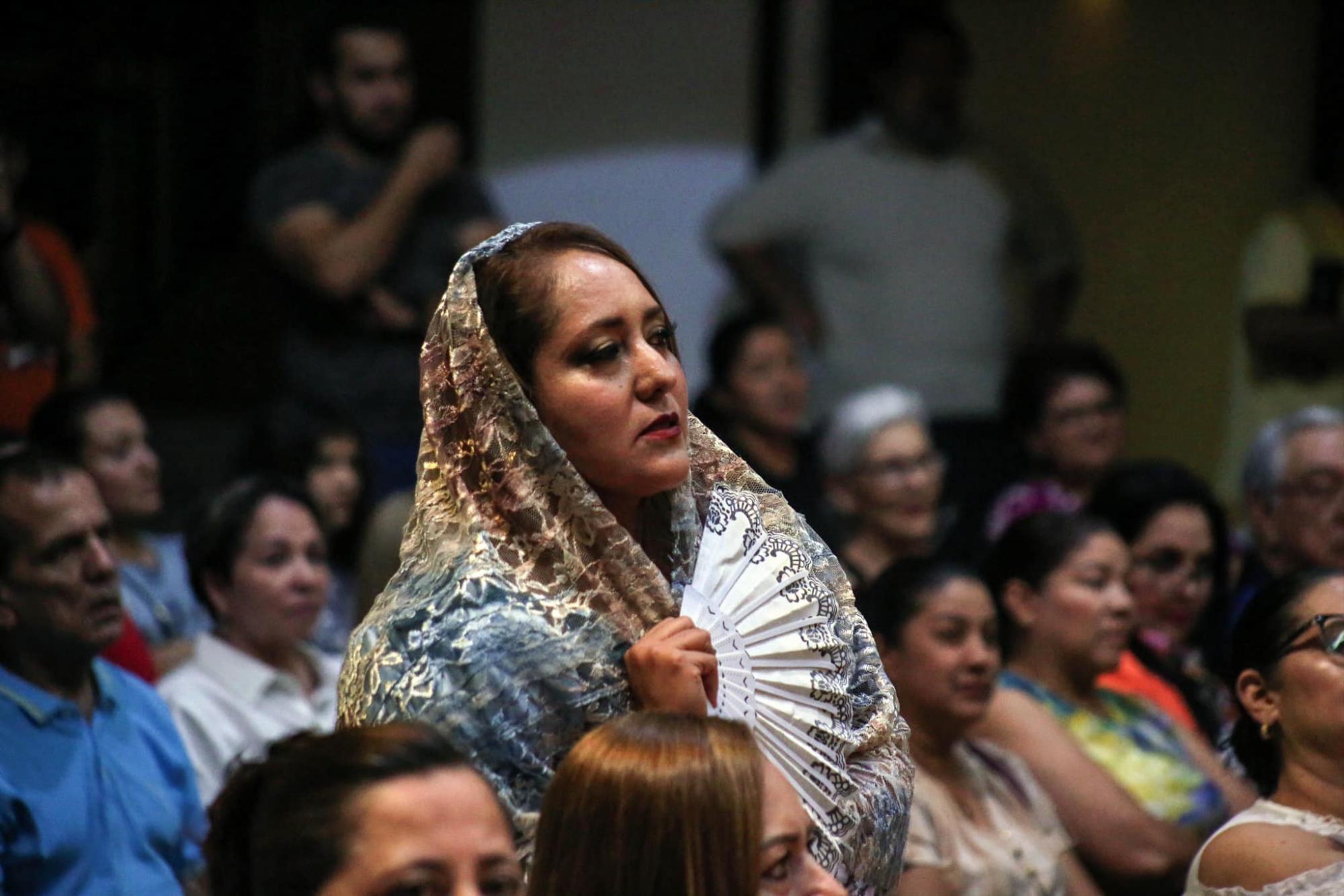 $!Los cantantes iniciaban su participación desde los lugares del público.