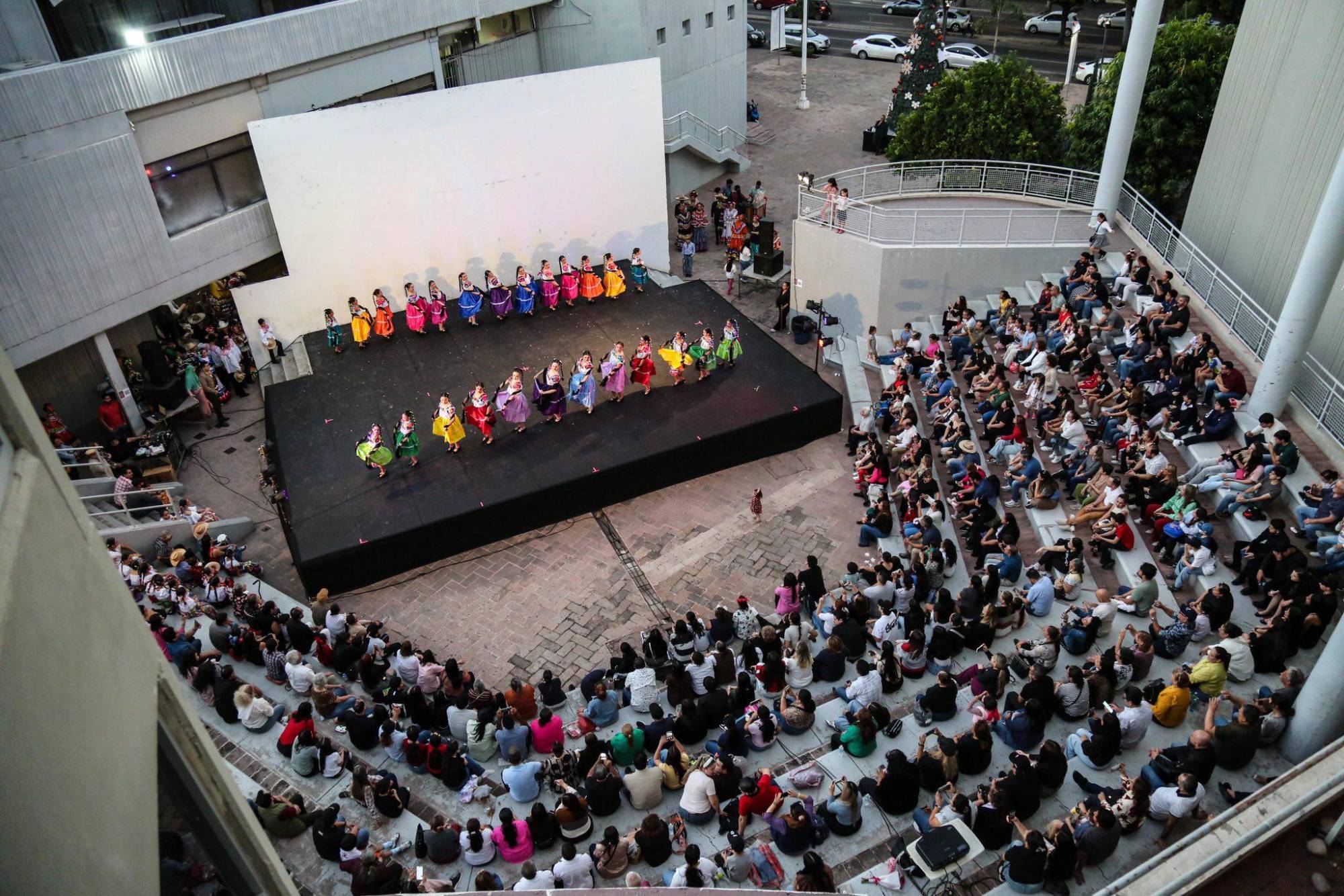 $!El público disfrutó además de un festival folclórico.