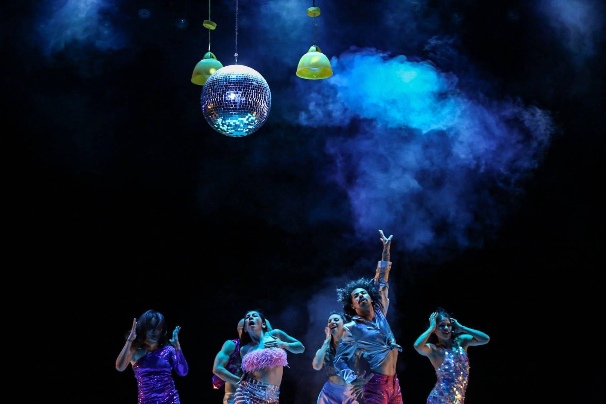 $!Al final, los personajes terminan bailando en una discoteque.